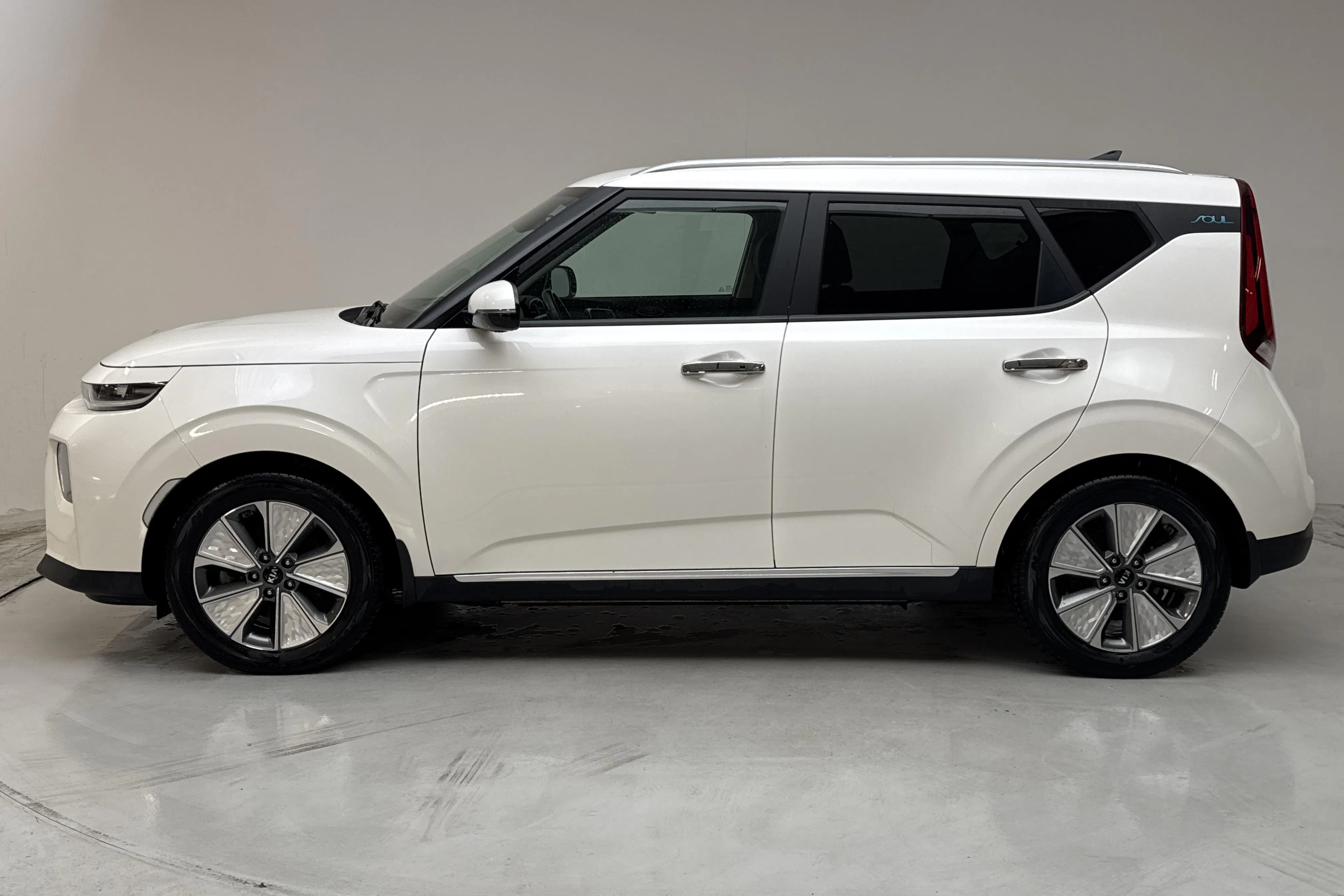Presentation photo 2 of 16: KIA e-Soul Long Range 64kWh (204hk) - 37 720 km - Automatic - white - 2021