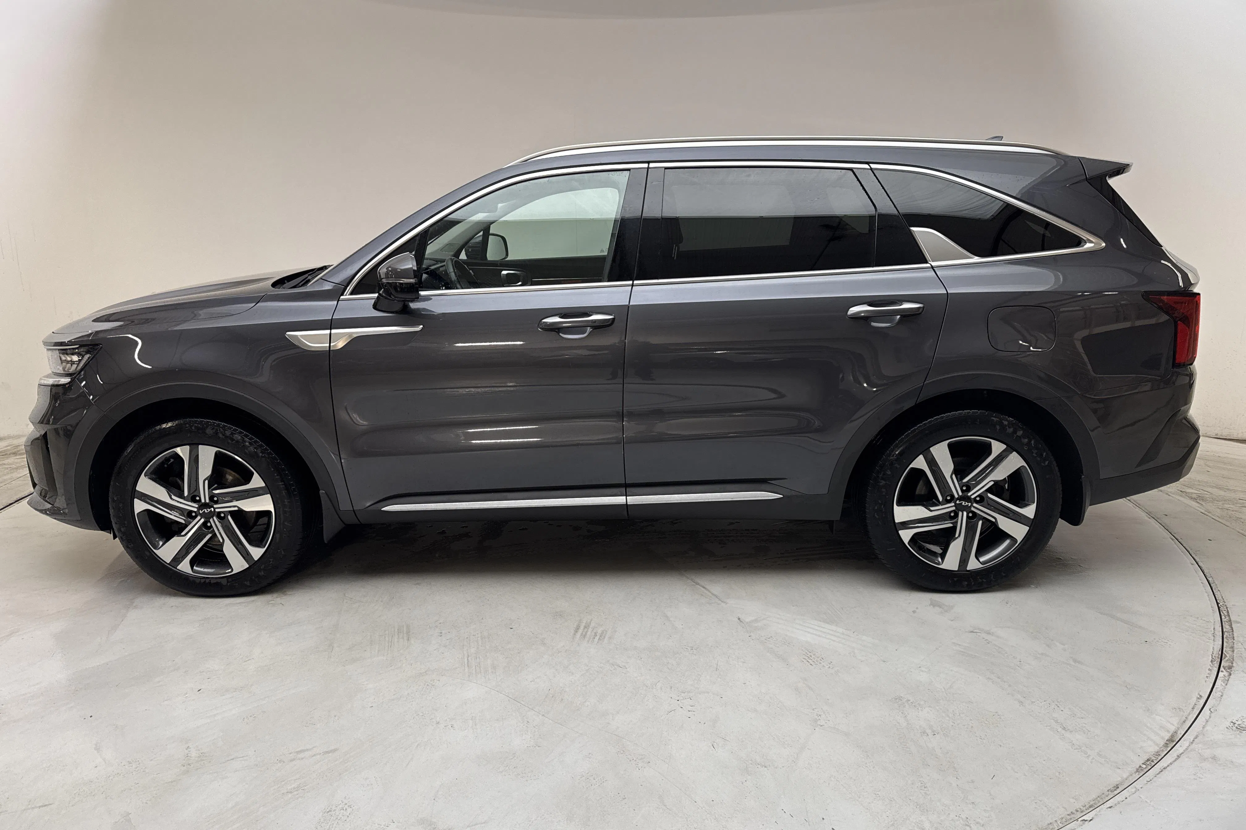 Presentation photo 2 of 18: KIA Sorento 1.6 T-GDi Plug-in Hybrid AWD (265hk) - 57 350 km - Automatic - gray - 2023