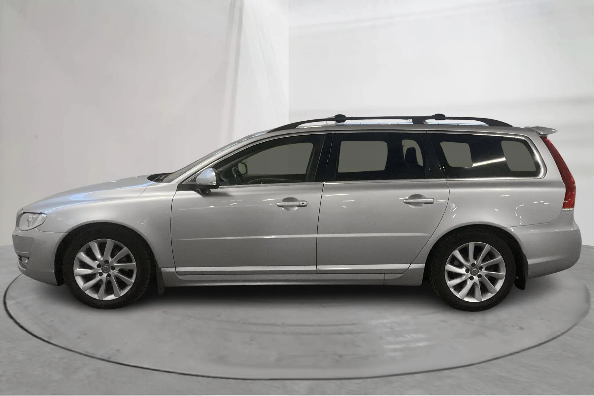 Presentationsfoto 2 av 14: Volvo V70 II D2 (115hk) - 15 901 mil - Manuell - silver - 2015