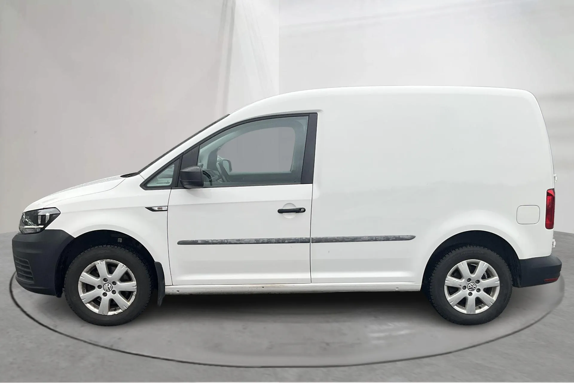 Presentationsfoto 2 av 13: VW Caddy 2.0 TDI Skåp (102hk) - 6 980 mil - Automat - vit - 2020