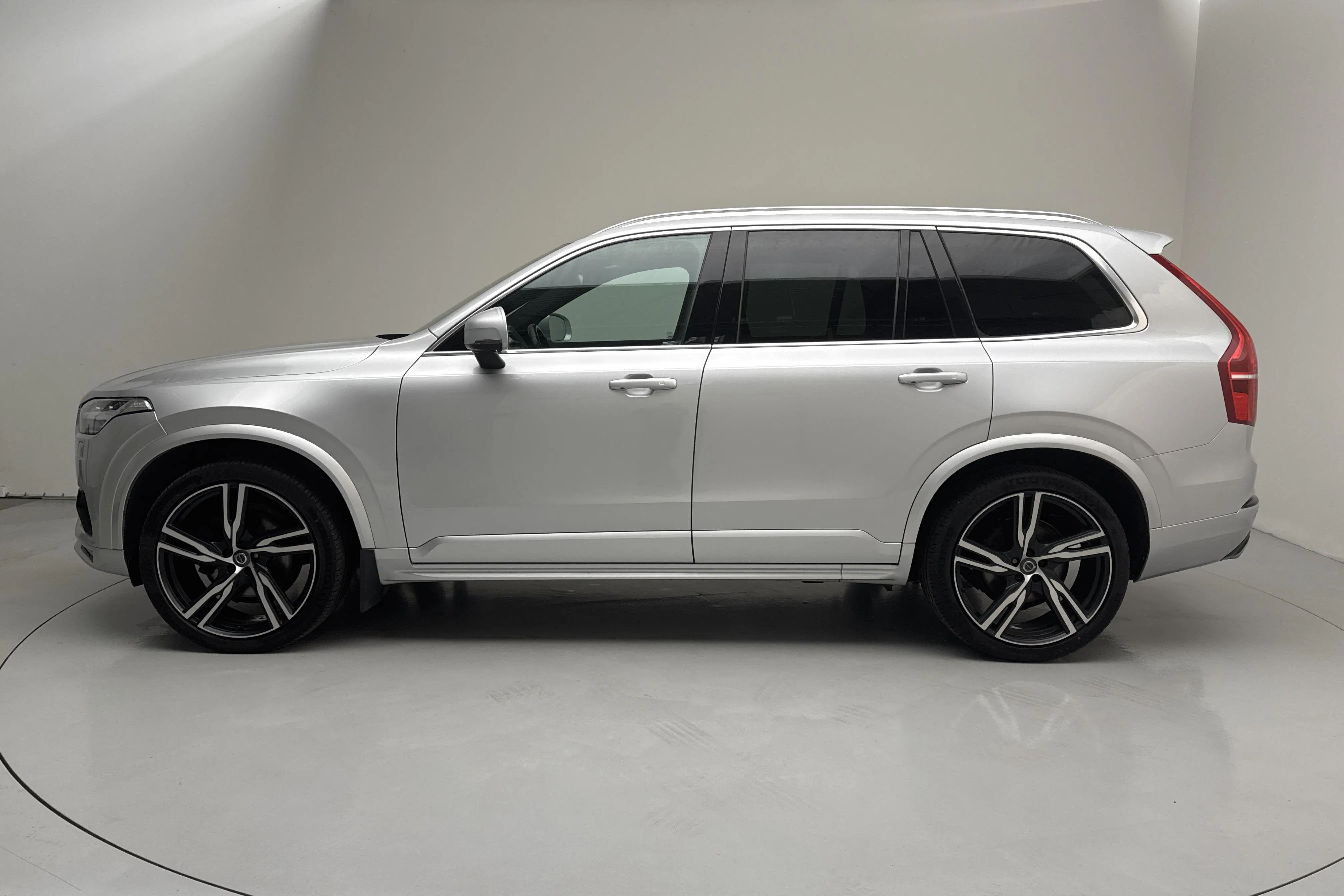 Presentationsfoto 2 av 21: Volvo XC90 D5 AWD (235hk) - 19 918 mil - Automat - silver - 2019