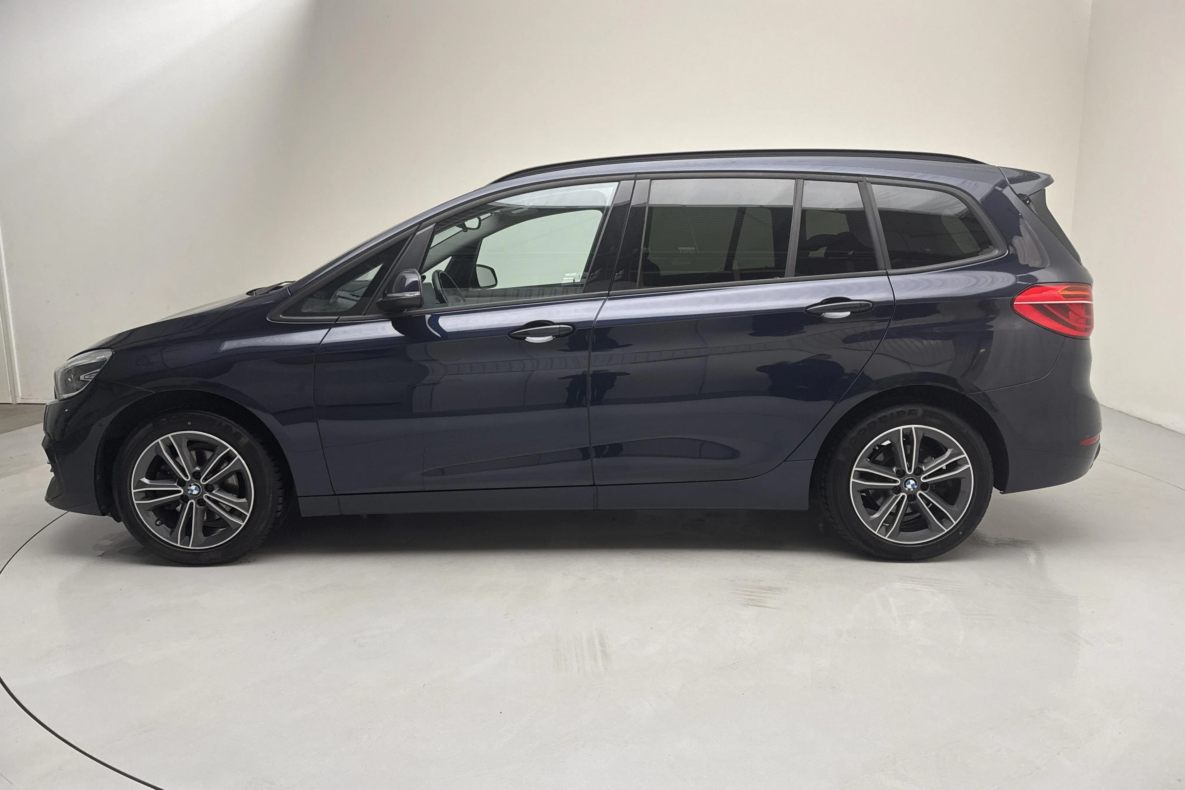 Presentation photo 2 of 14: BMW 216i Gran Tourer LCI, F46 (109hk) - 118 210 km - Manual - blue - 2019