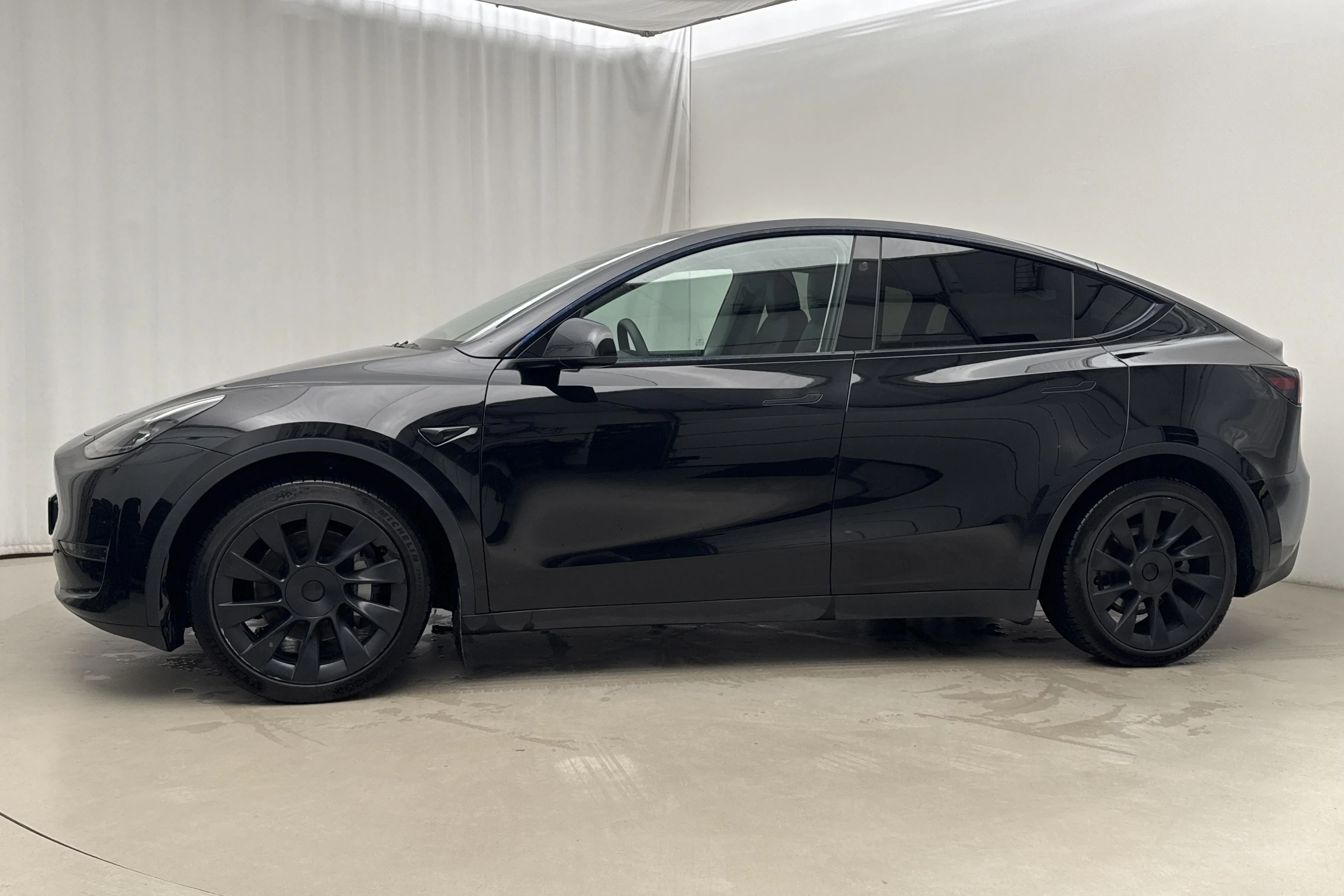 Presentationsfoto 2 av 23: Tesla Model Y Long Range Dual Motor AWD - 7 903 mil - Automat - svart - 2024