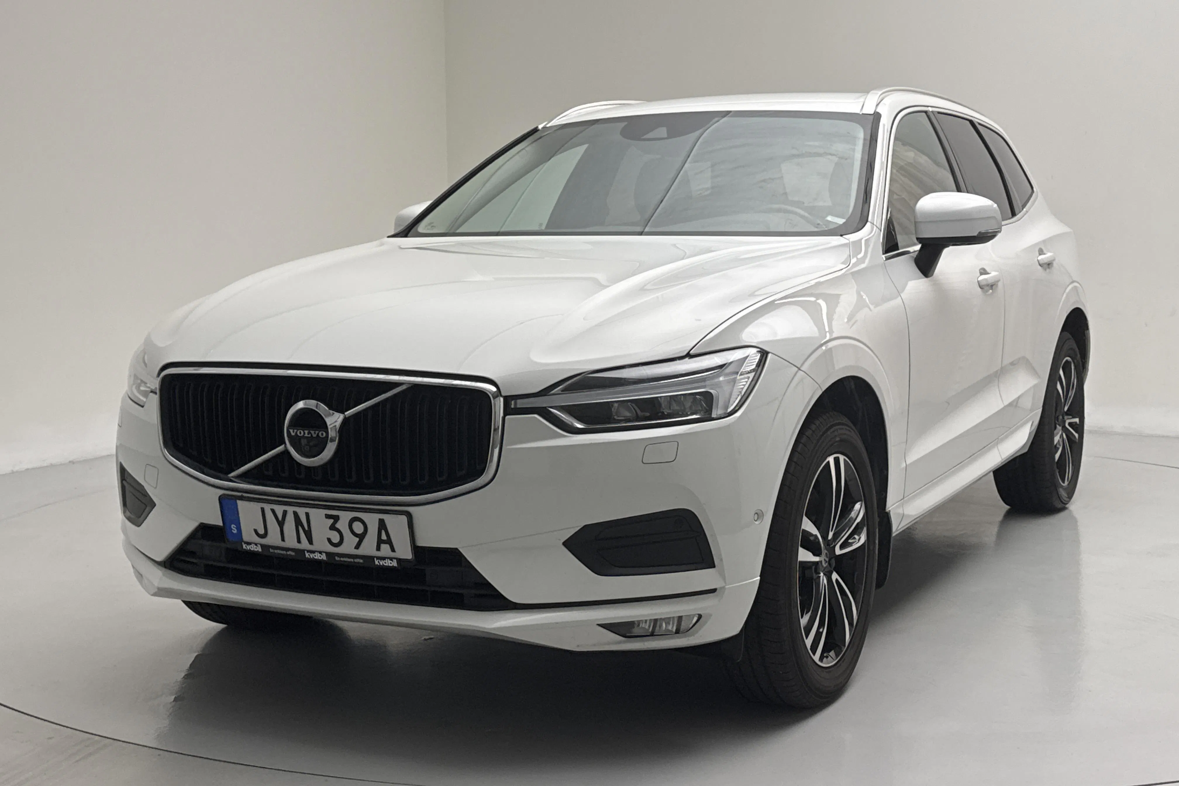 Presentationsfoto 1 av 17: Volvo XC60 T5 AWD (250hk) - 13 290 mil - Automat - vit - 2020