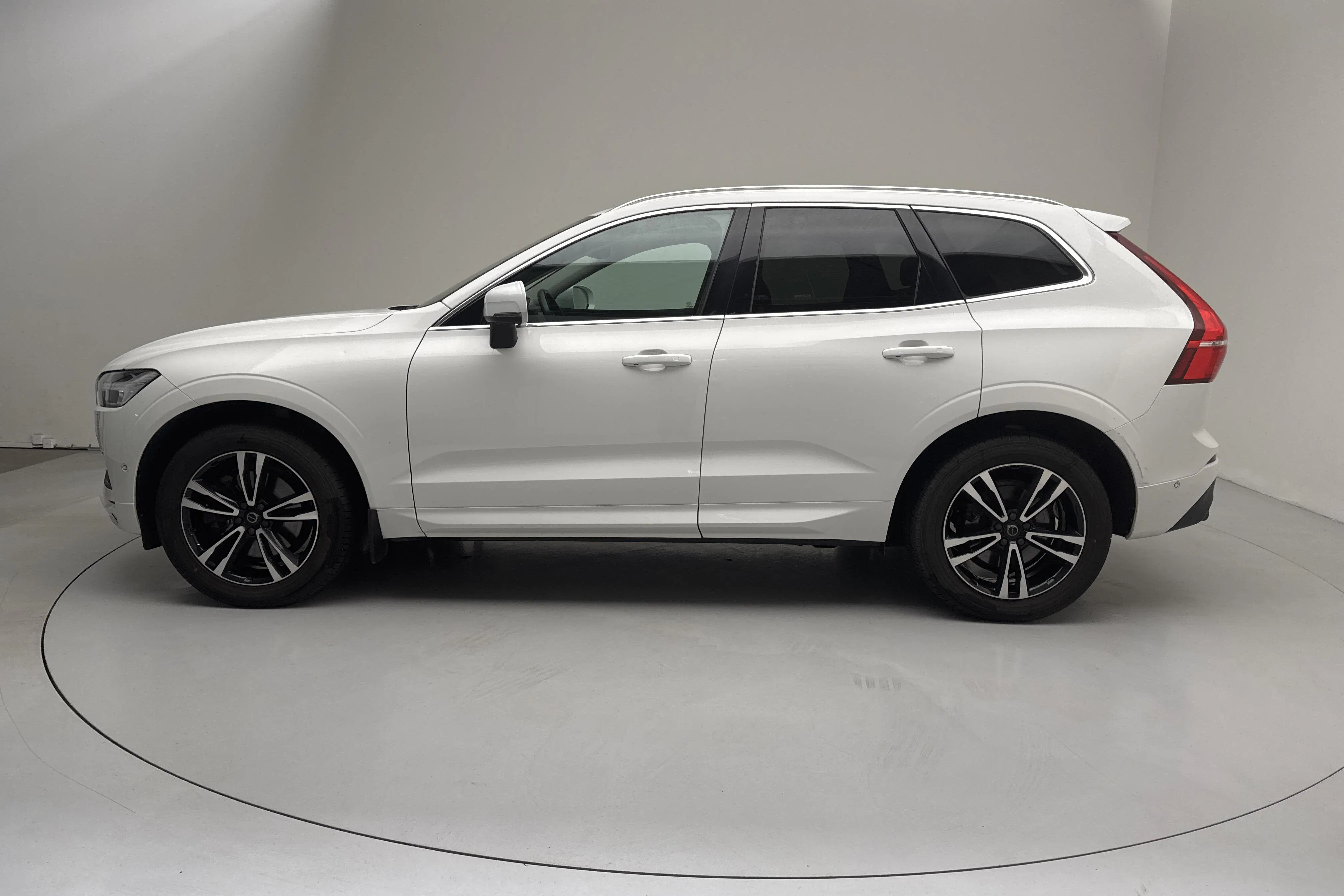 Presentationsfoto 2 av 17: Volvo XC60 T5 AWD (250hk) - 13 290 mil - Automat - vit - 2020