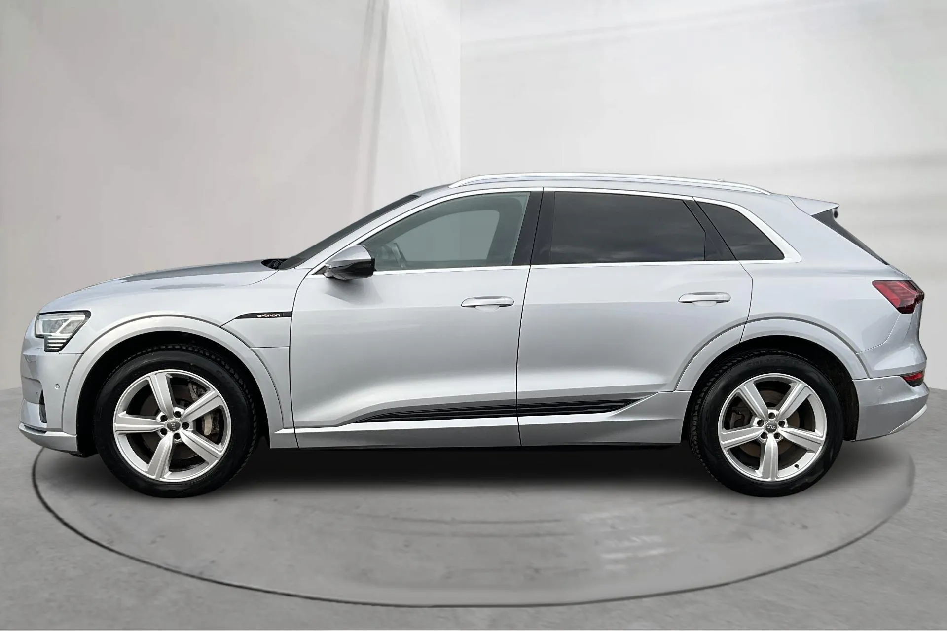 Presentationsfoto 2 av 19: Audi e-tron 55 quattro 95kWh (360hk) - 20 778 mil - Automat - silver - 2020