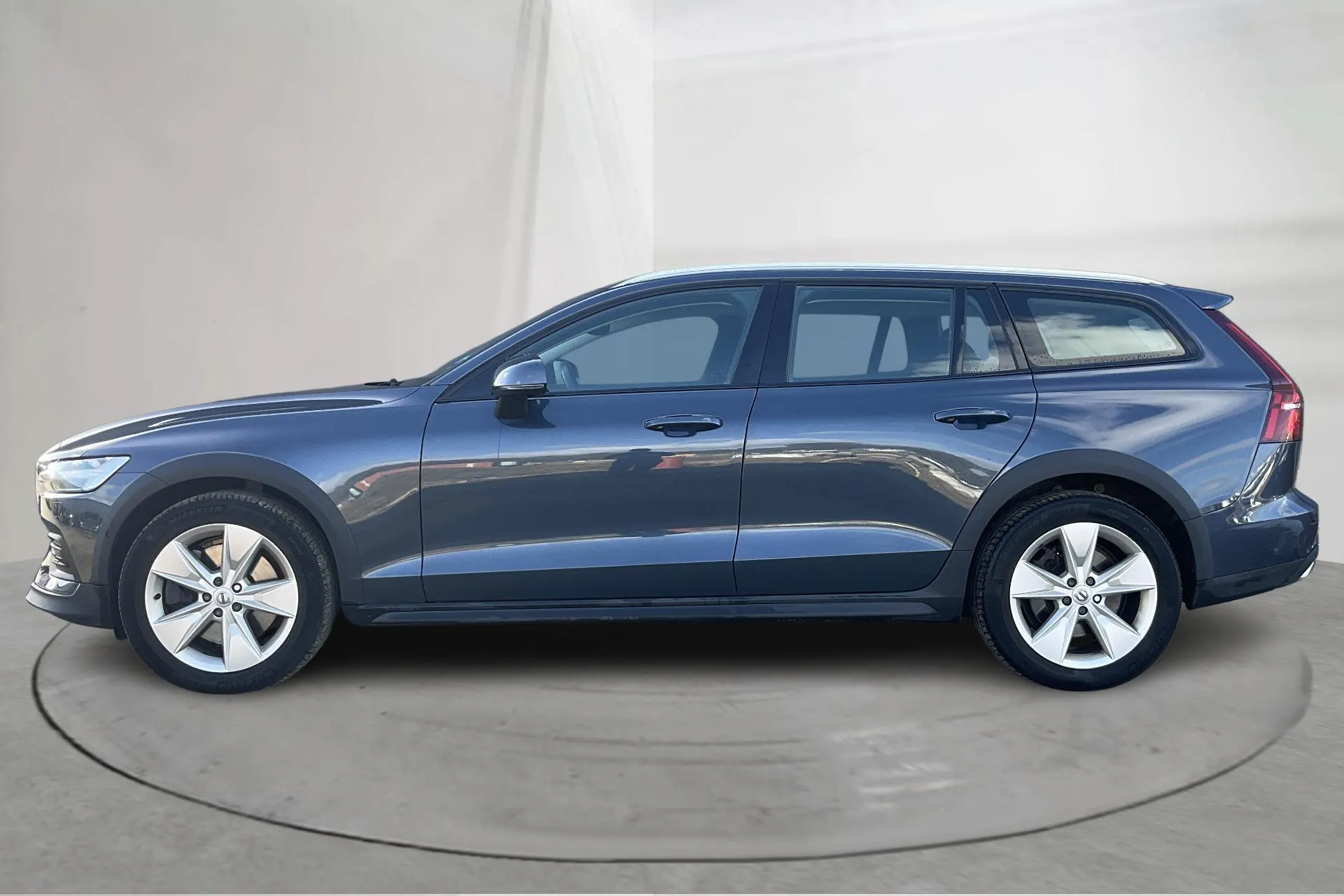 Presentation photo 2 of 16: Volvo V60 B4 Cross Country AWD Mildhybrid, Diesel (197hk) - 140 820 km - Automatic - dark blue - 2022