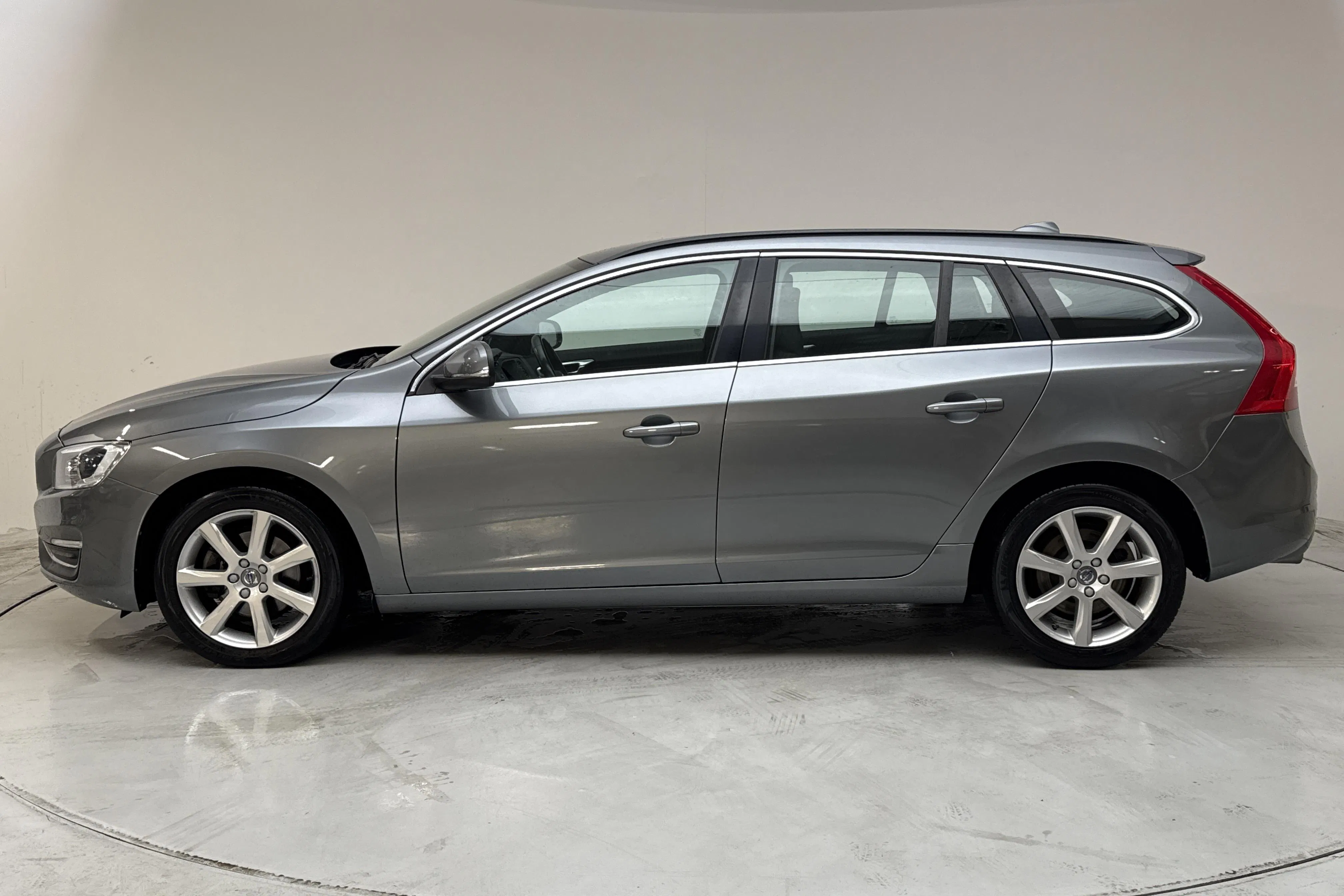 Presentation photo 2 of 13: Volvo V60 D3 (150hk) - 74 460 km - Automatic - gray - 2018