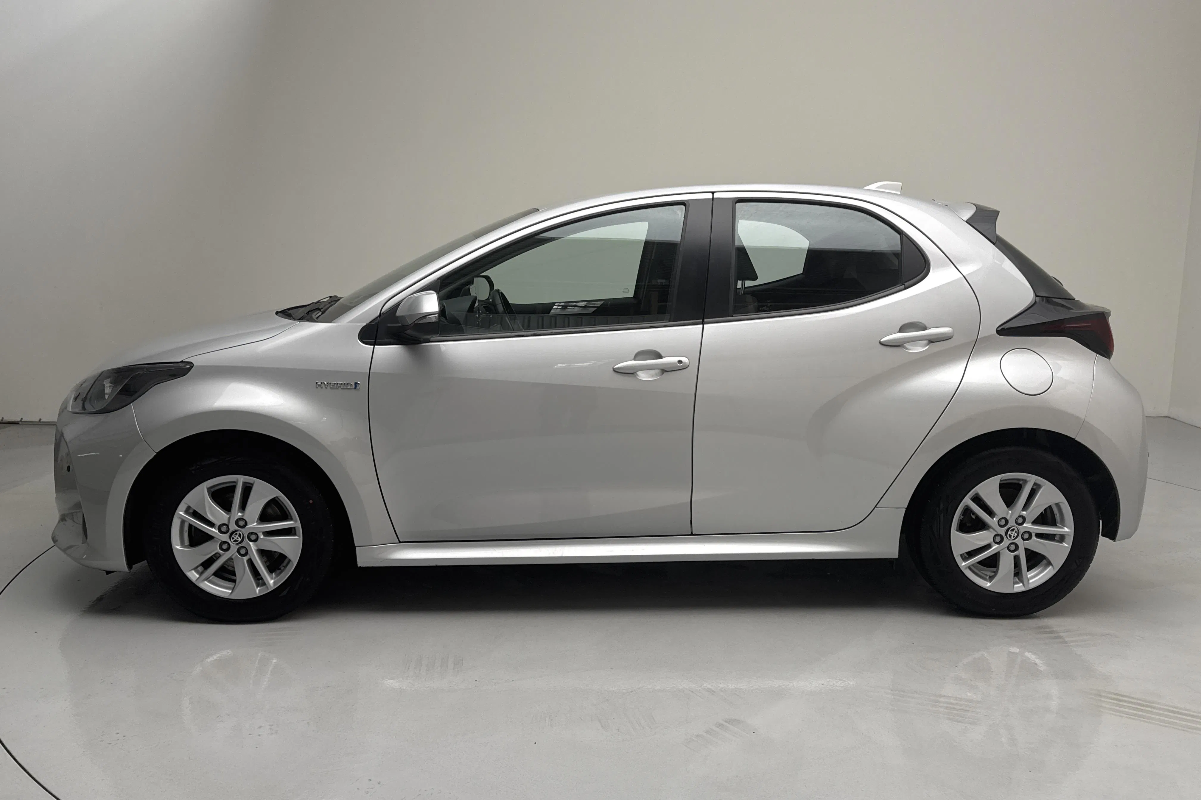 Presentationsfoto 2 av 13: Toyota Yaris 1.5 Hybrid 5dr (116hk) - 5 724 mil - Automat - silver - 2021