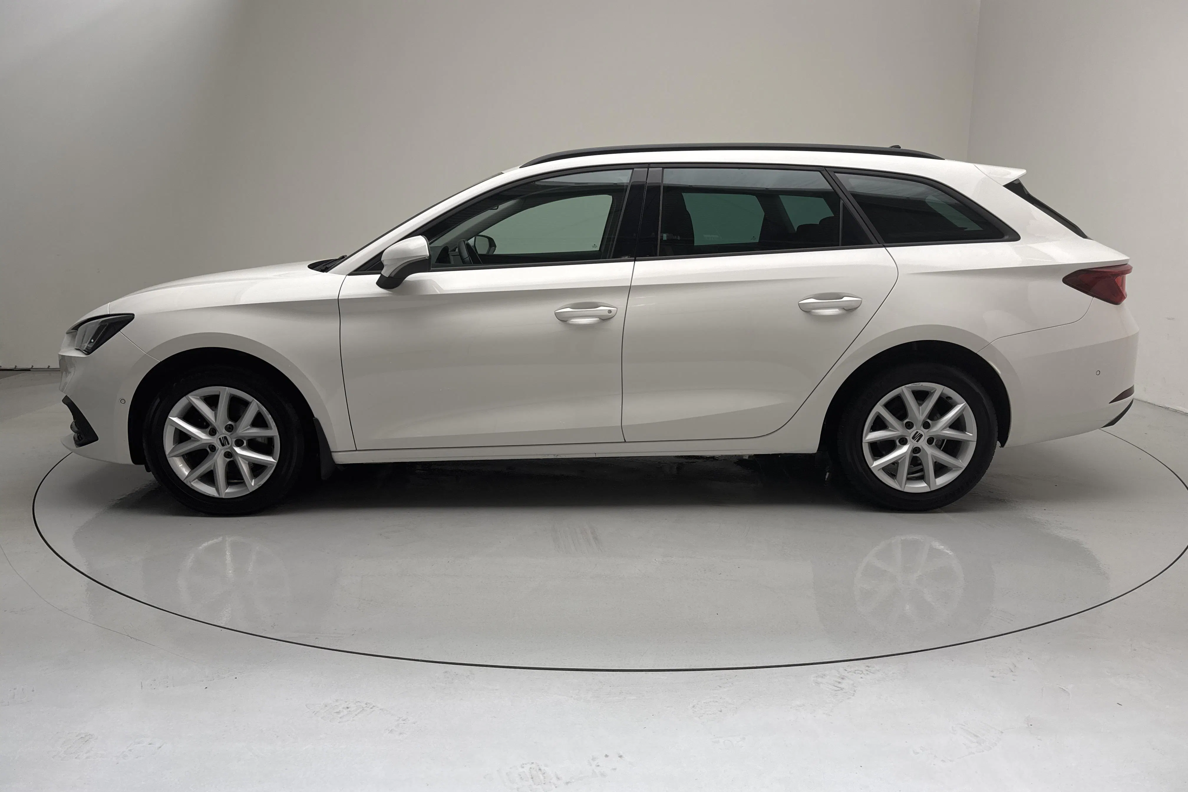 Presentationsfoto 2 av 12: Seat Leon 1.5 TSI Sportstourer (130hk) - 12 030 mil - Manuell - vit - 2021