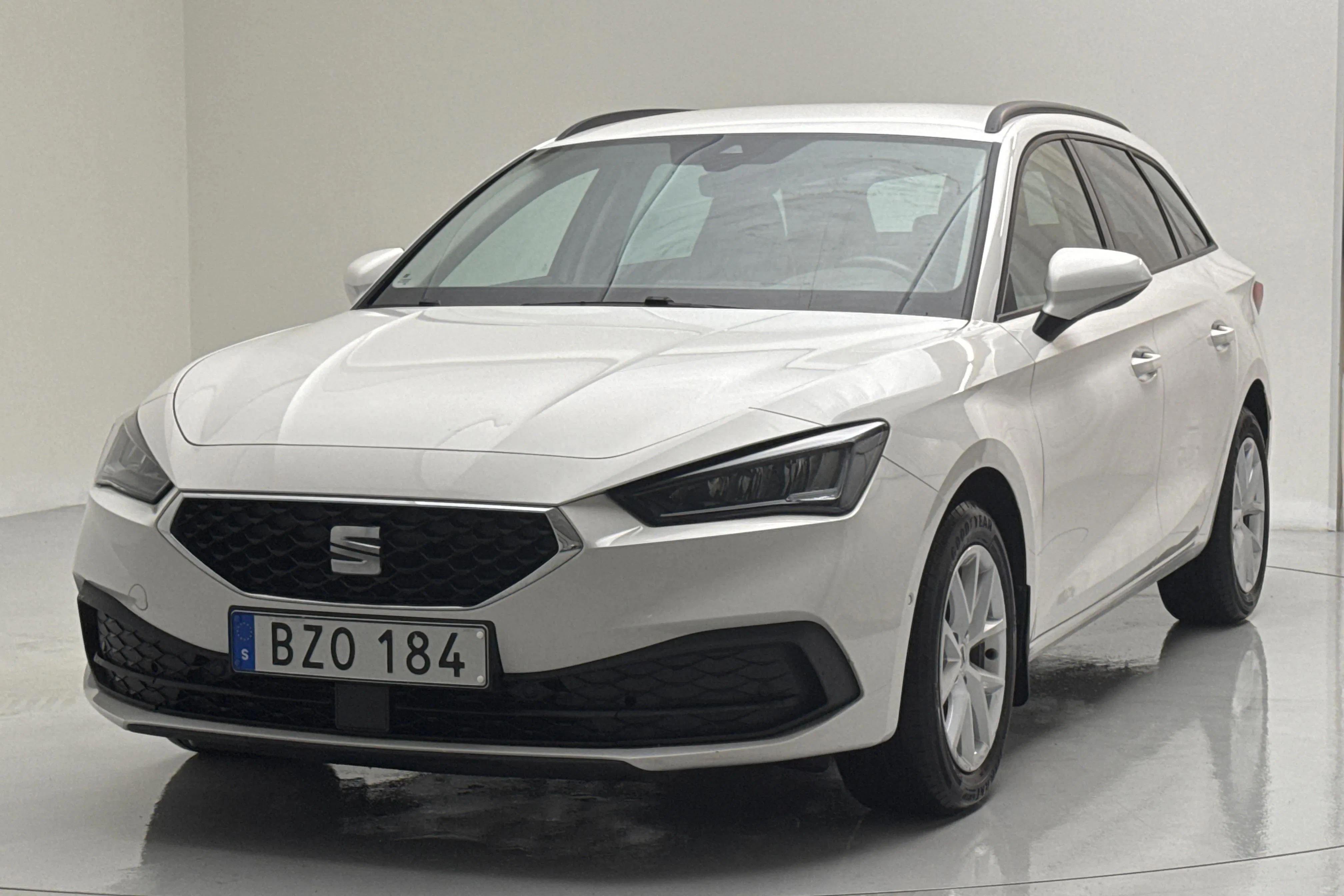 Presentationsfoto 1 av 12: Seat Leon 1.5 TSI Sportstourer (130hk) - 12 030 mil - Manuell - vit - 2021