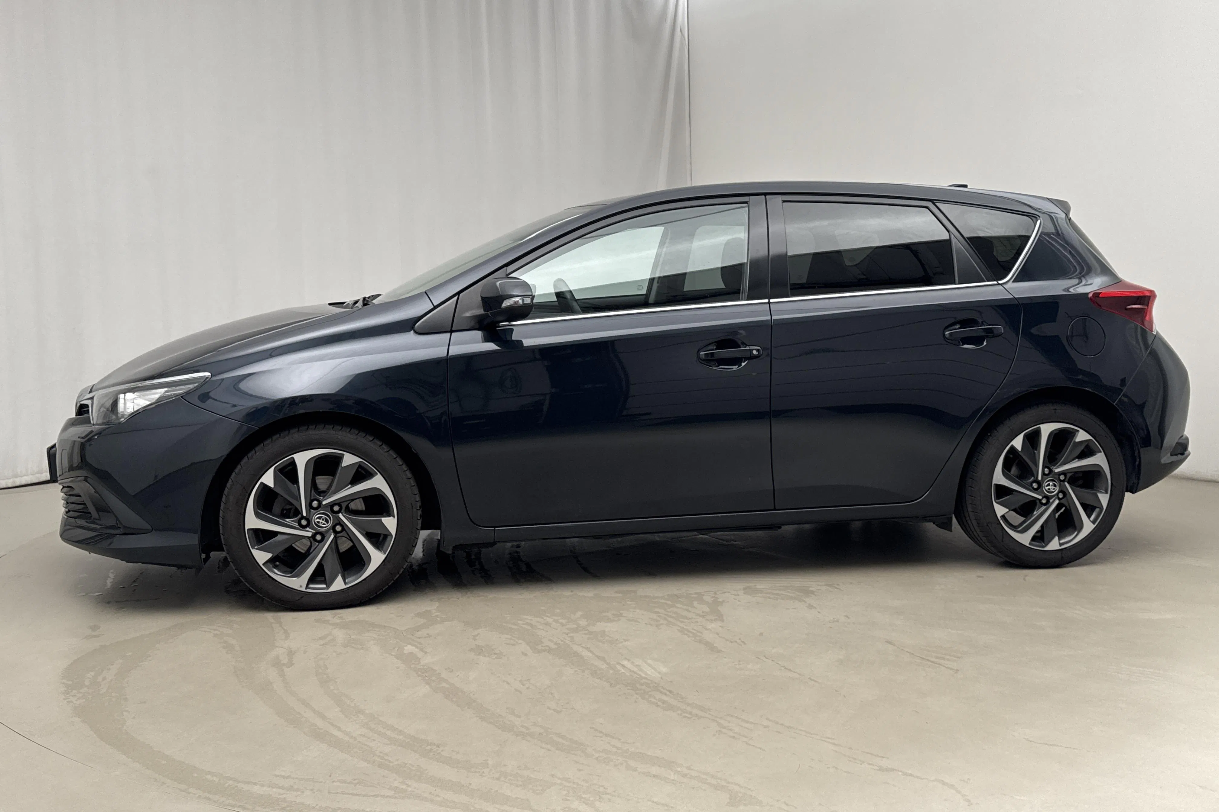 Presentationsfoto 2 av 16: Toyota Auris 1.6 D-4D 5dr (112hk) - 5 889 mil - Manuell - Mörkblå - 2017