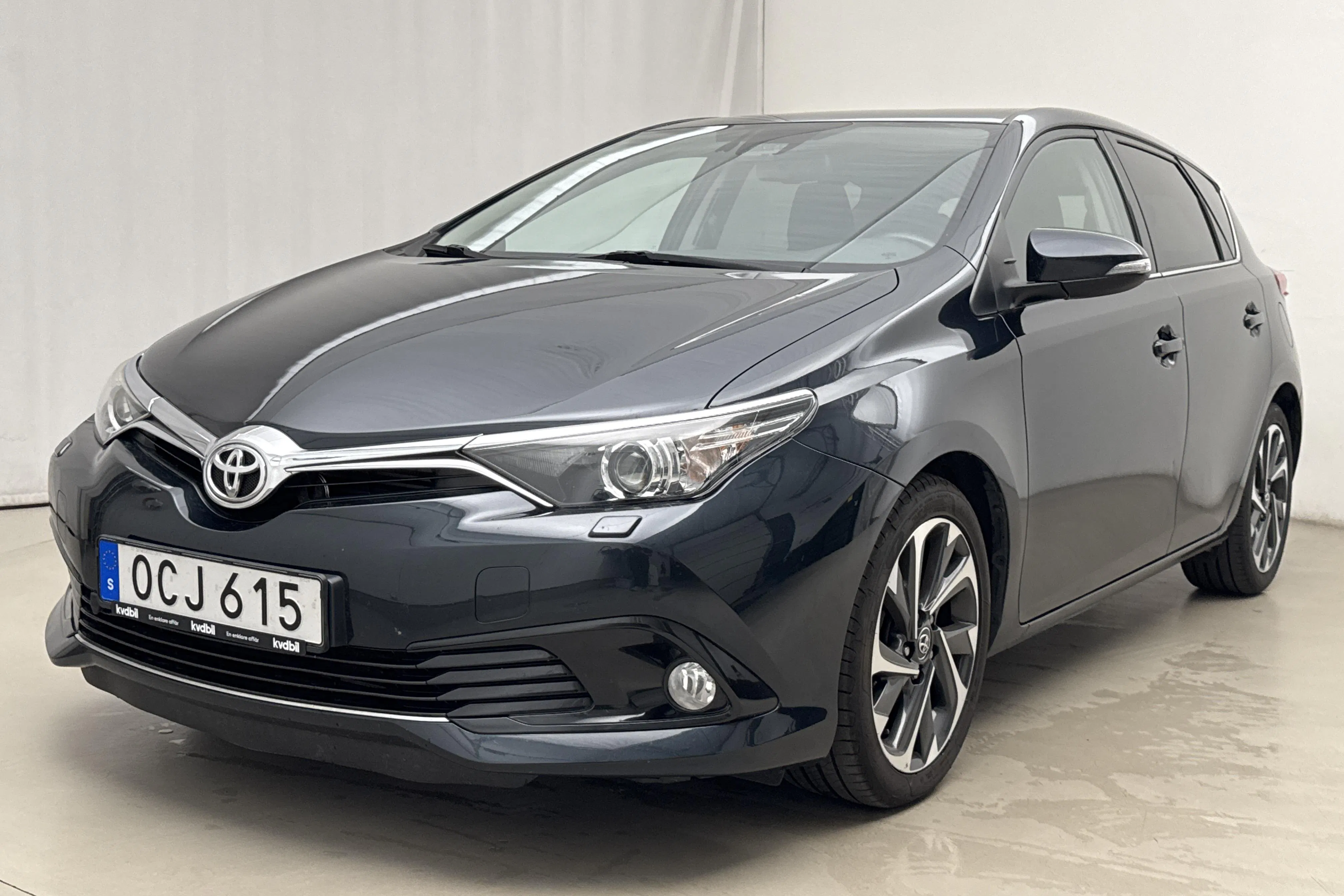 Presentationsfoto 1 av 16: Toyota Auris 1.6 D-4D 5dr (112hk) - 5 889 mil - Manuell - Mörkblå - 2017