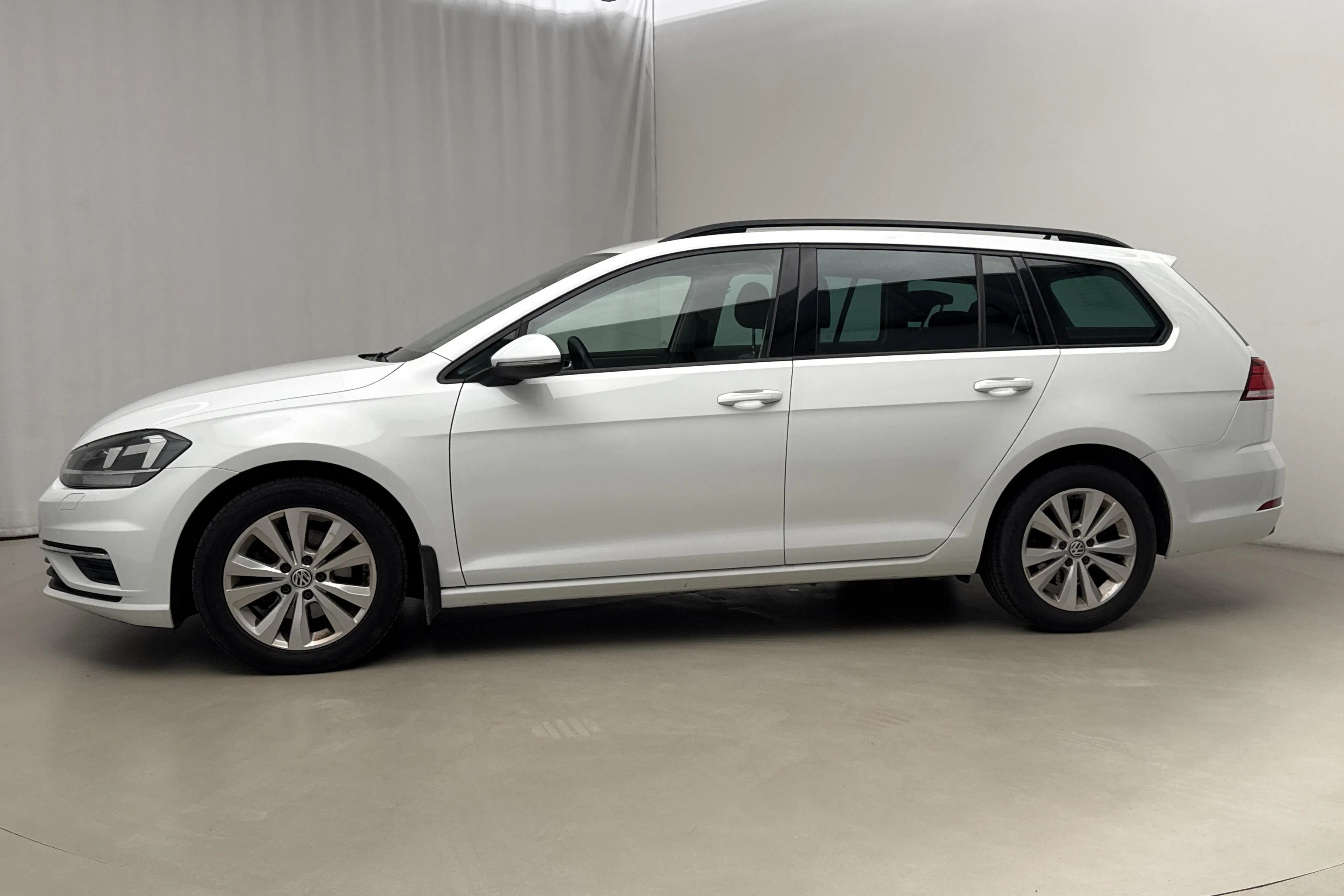 Presentation photo 2 of 17: VW Golf VII 1.6 TDI Sportscombi (115hk) - 168 150 km - Automatic - white - 2017