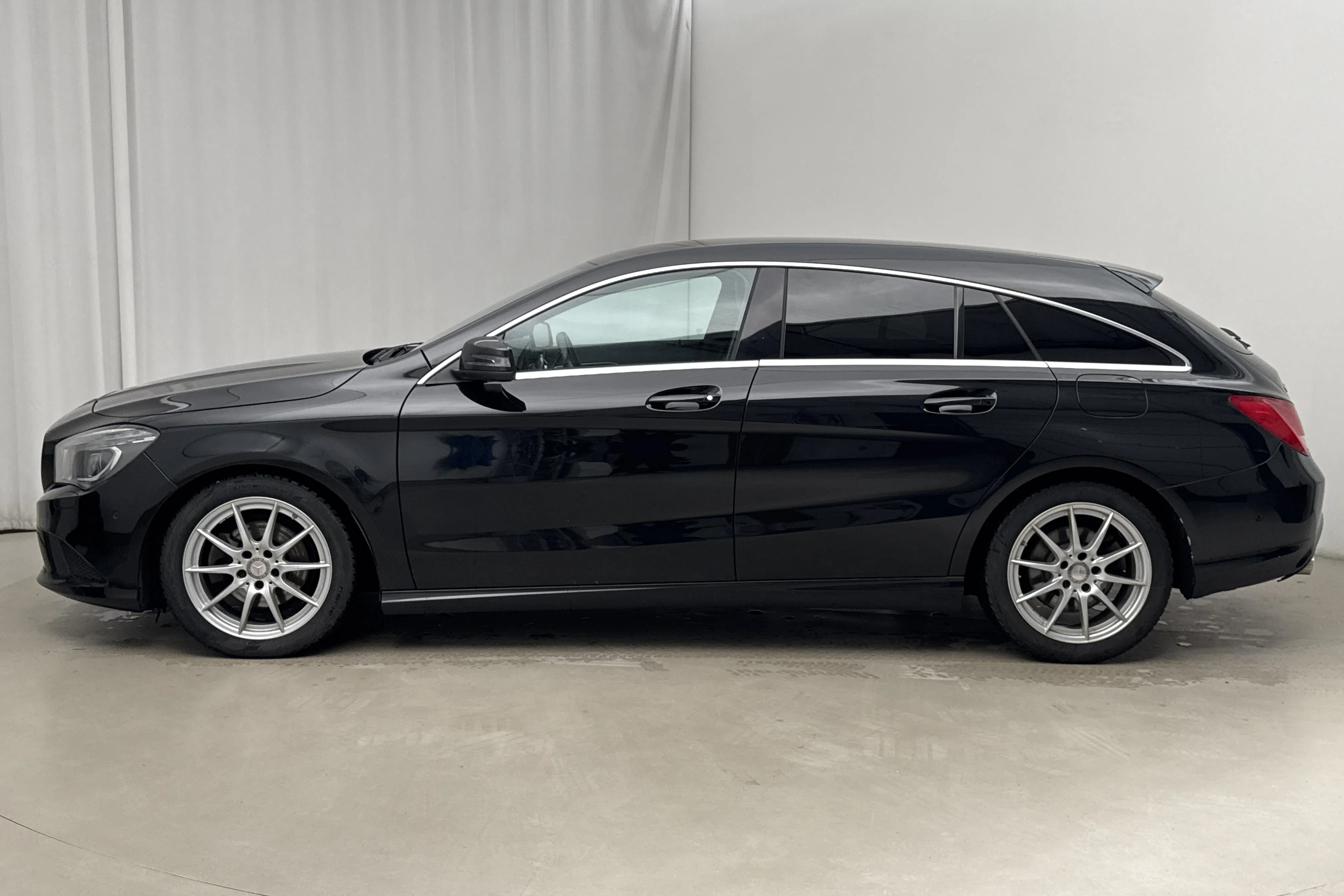 Presentationsfoto 2 av 15: Mercedes CLA 220 d Shooting Brake (177hk) - 13 555 mil - Automat - svart - 2016
