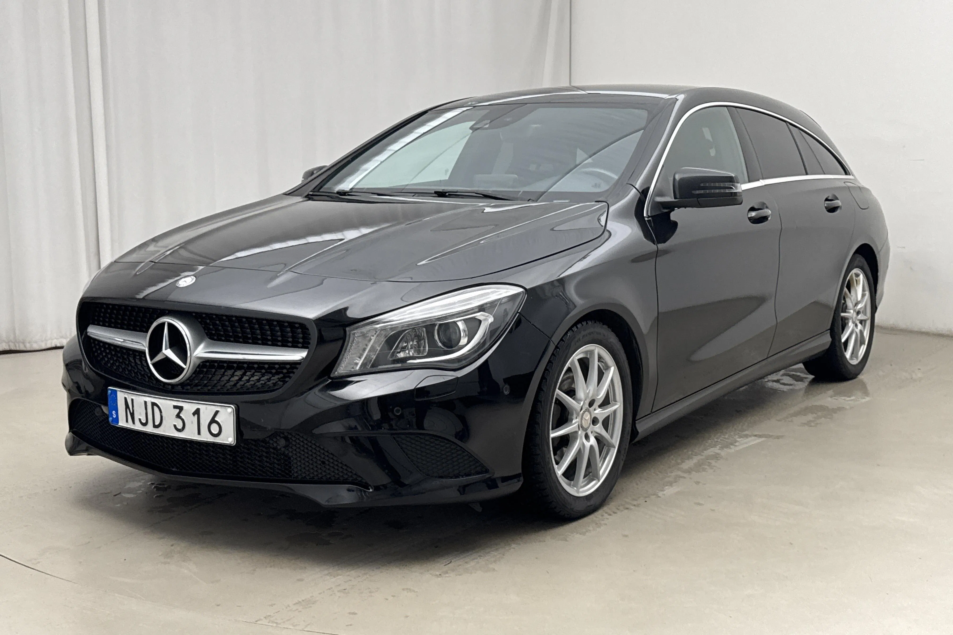 Presentationsfoto 1 av 15: Mercedes CLA 220 d Shooting Brake (177hk) - 13 555 mil - Automat - svart - 2016