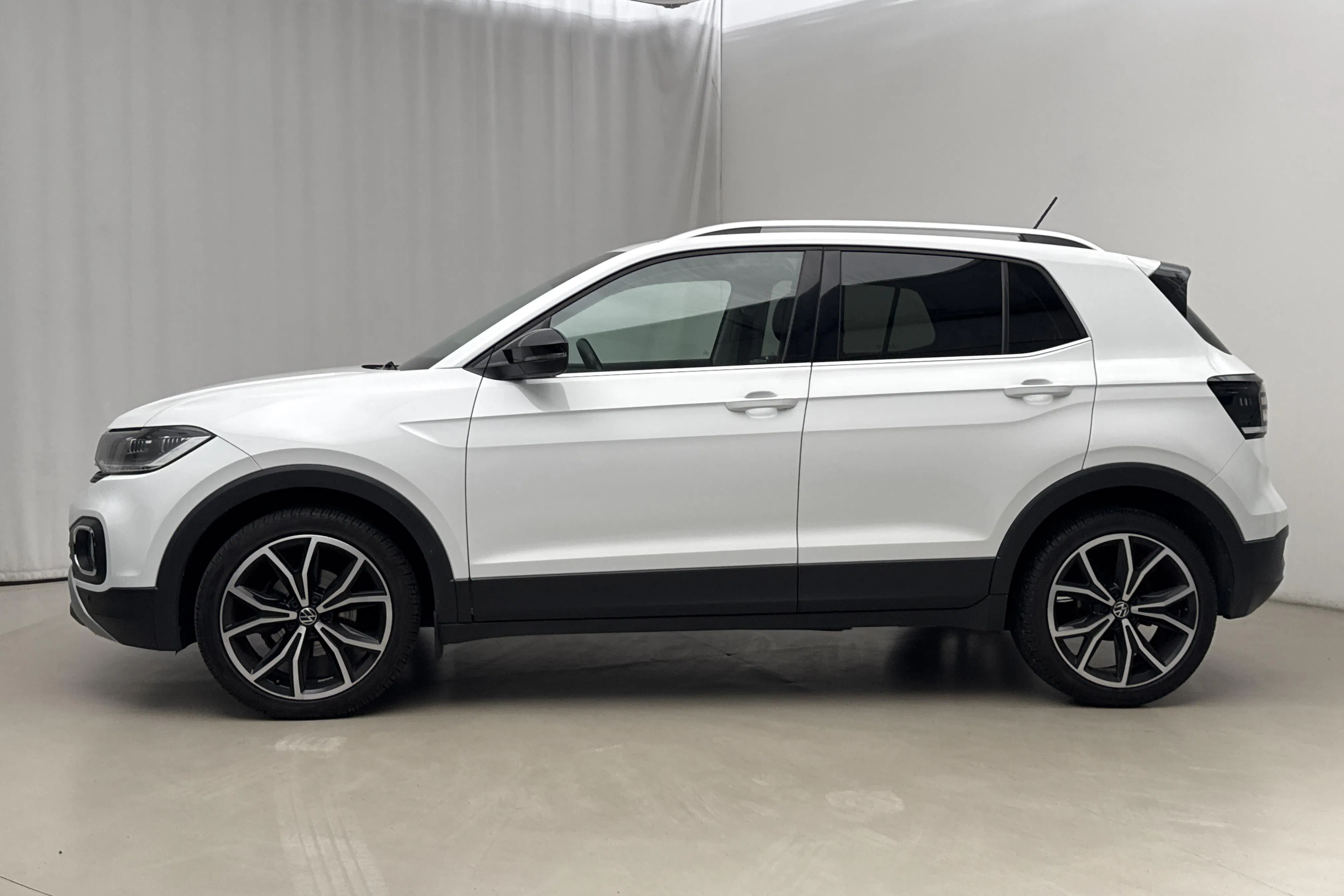 Presentationsfoto 2 av 16: VW T-Cross 1.0 TSI (110hk) - 8 612 mil - Automat - vit - 2021