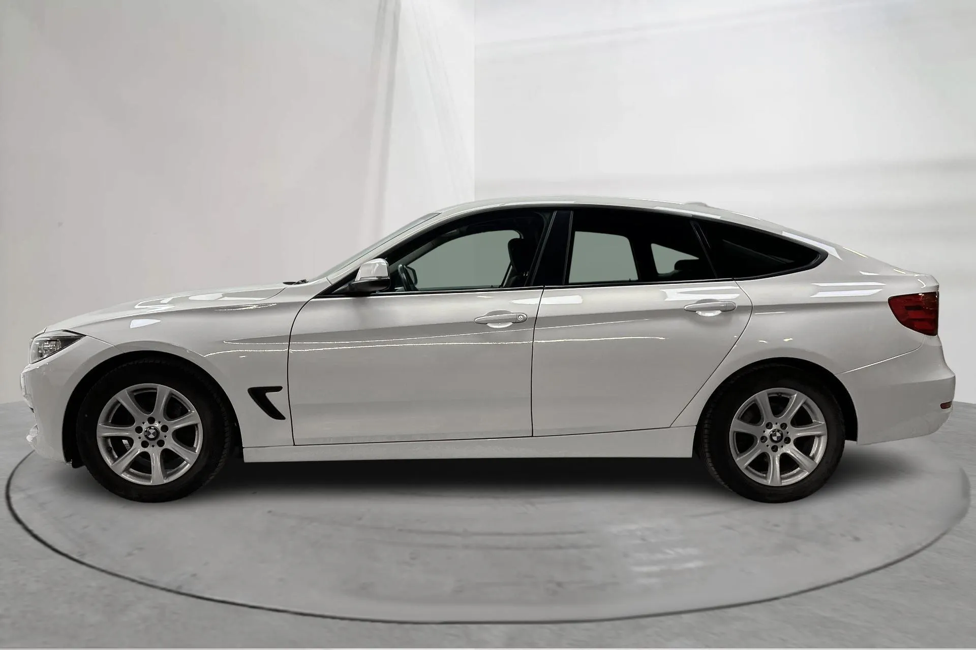 Presentationsfoto 2 av 14: BMW 320d GT xDrive, F34 (190hk) - 14 860 mil - Automat - vit - 2016