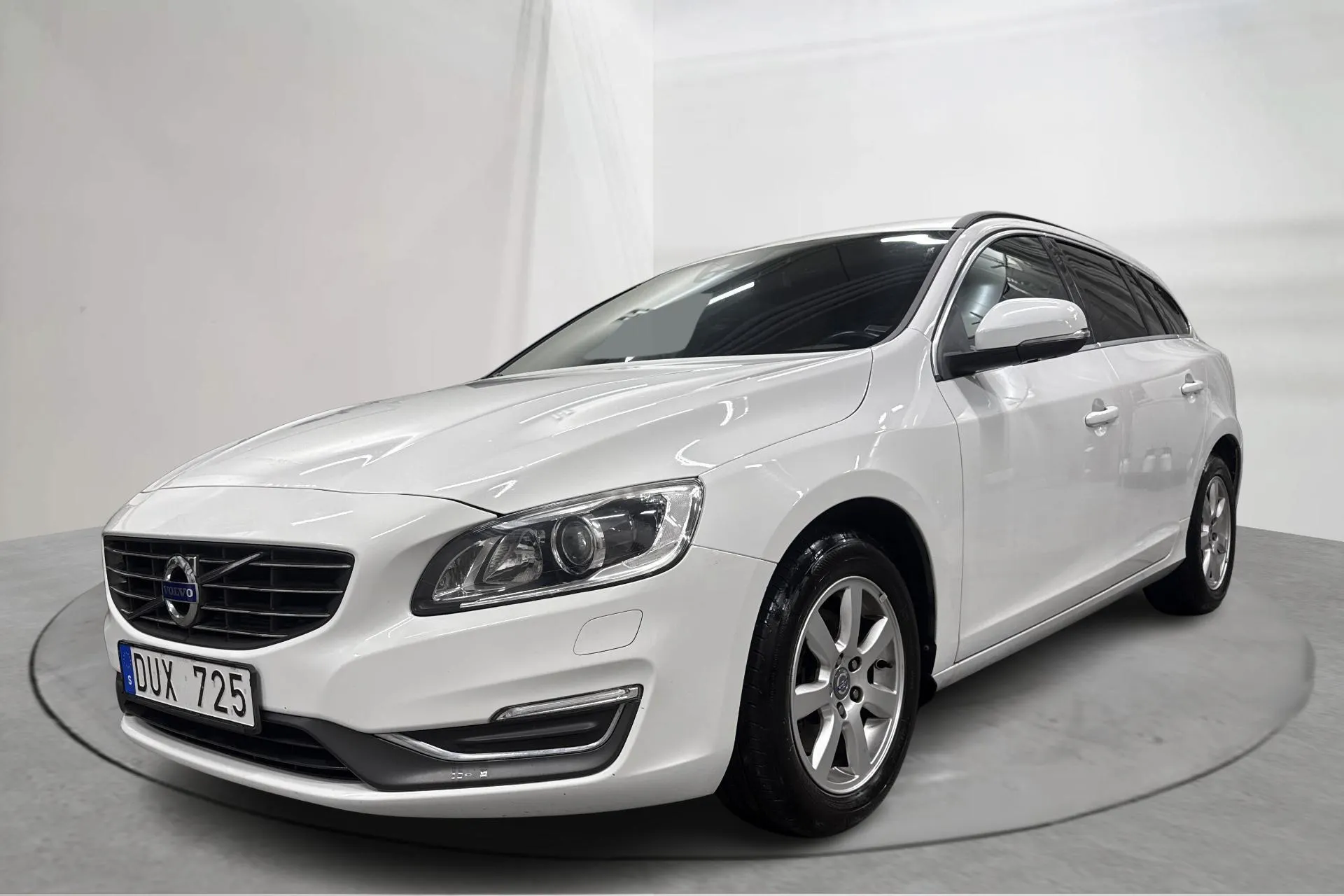 Presentationsfoto 1 av 11: Volvo V60 T3 (150hk) - 13 280 mil - Manuell - vit - 2014