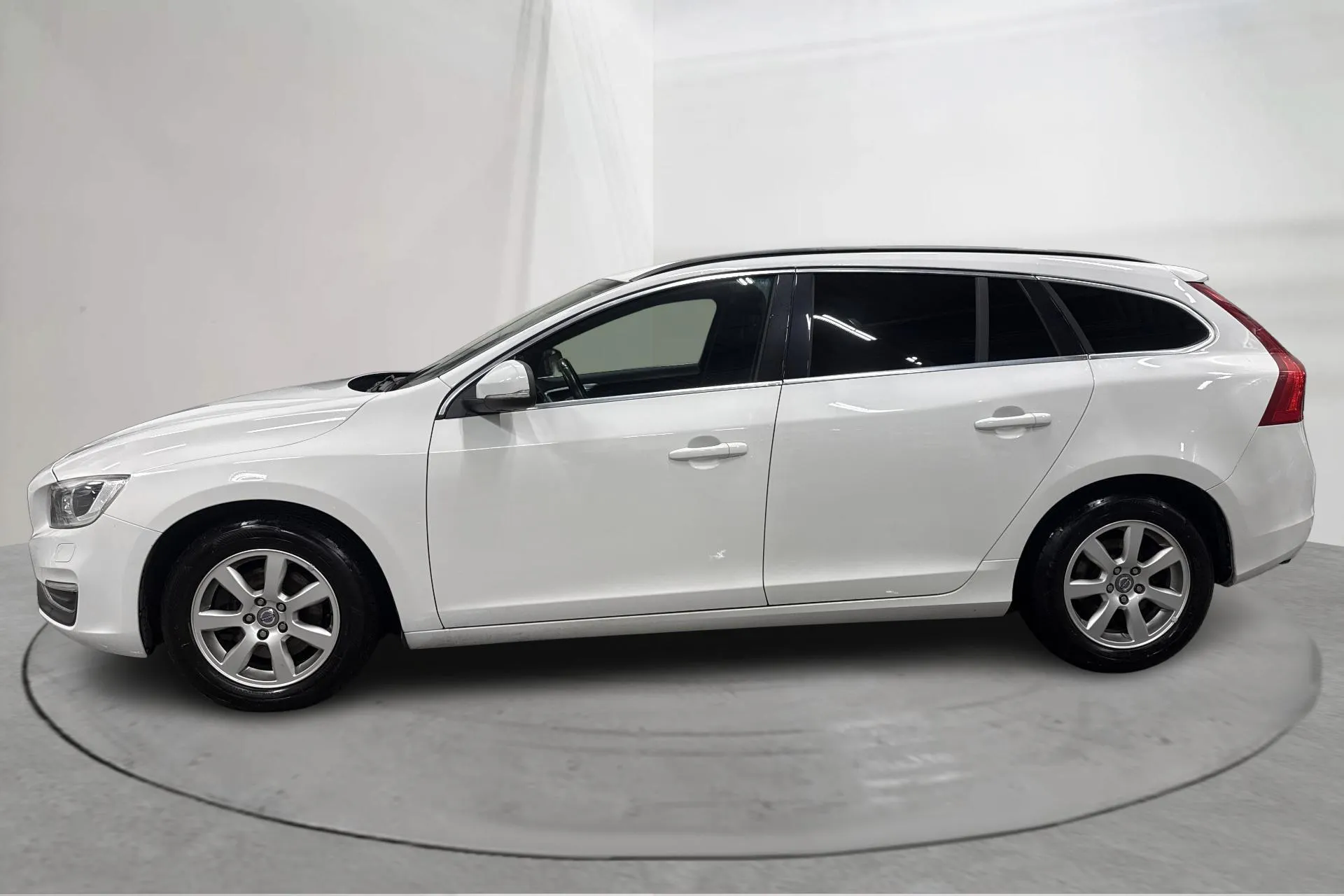 Presentationsfoto 2 av 11: Volvo V60 T3 (150hk) - 13 280 mil - Manuell - vit - 2014