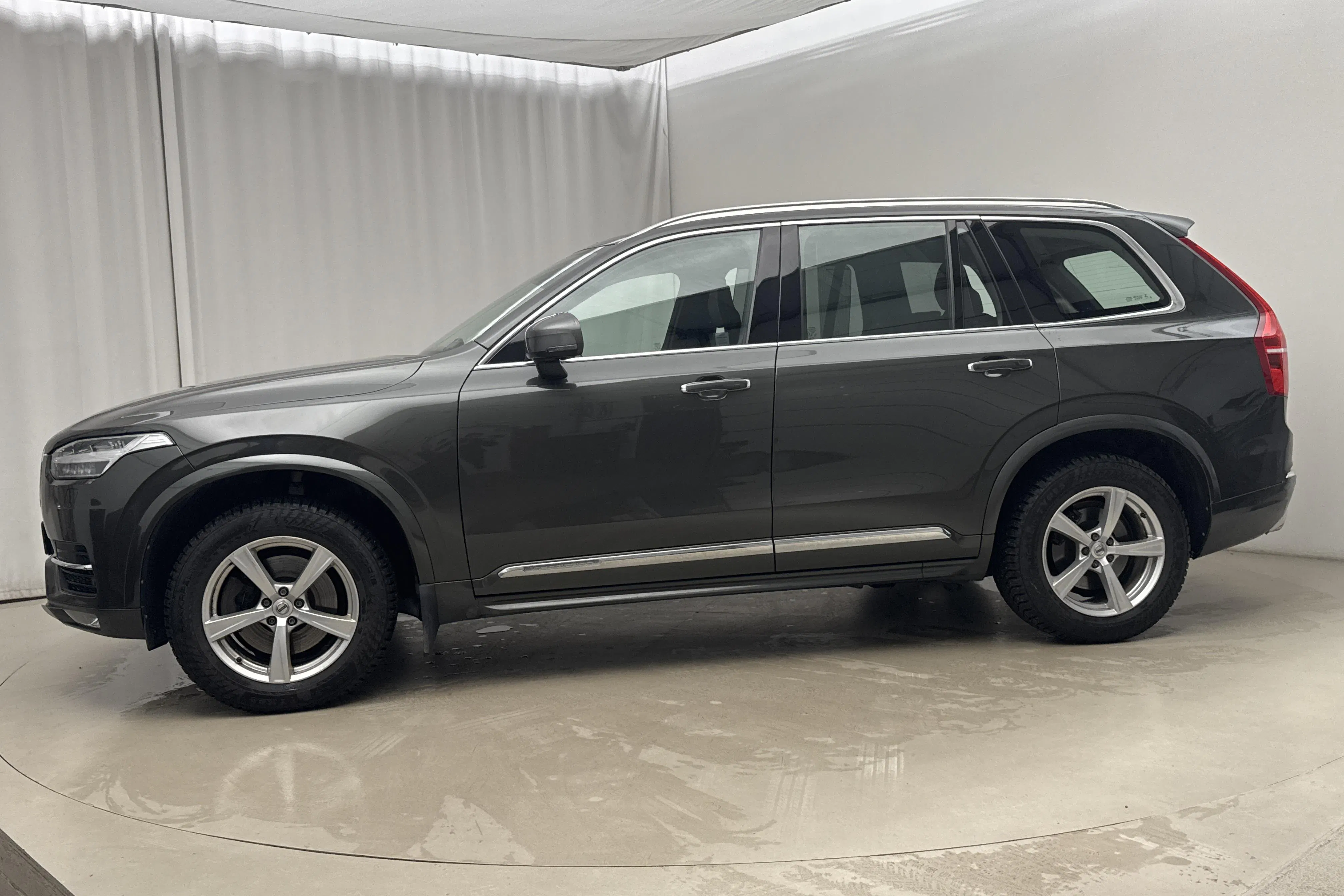 Presentationsfoto 2 av 26: Volvo XC90 T5 AWD (250hk) - 18 038 mil - Automat - Mörkgrå - 2018