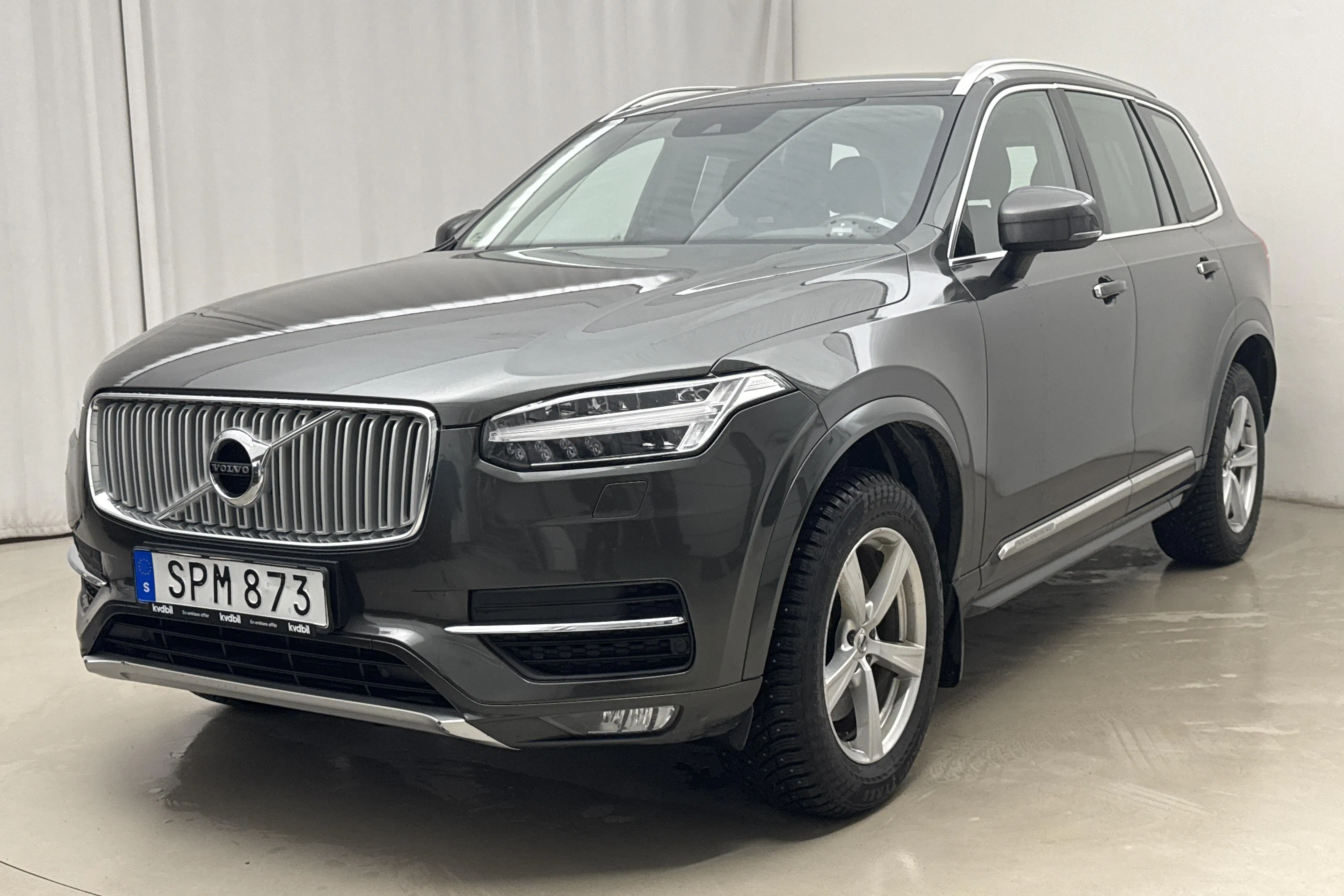 Presentationsfoto 1 av 26: Volvo XC90 T5 AWD (250hk) - 18 038 mil - Automat - Mörkgrå - 2018