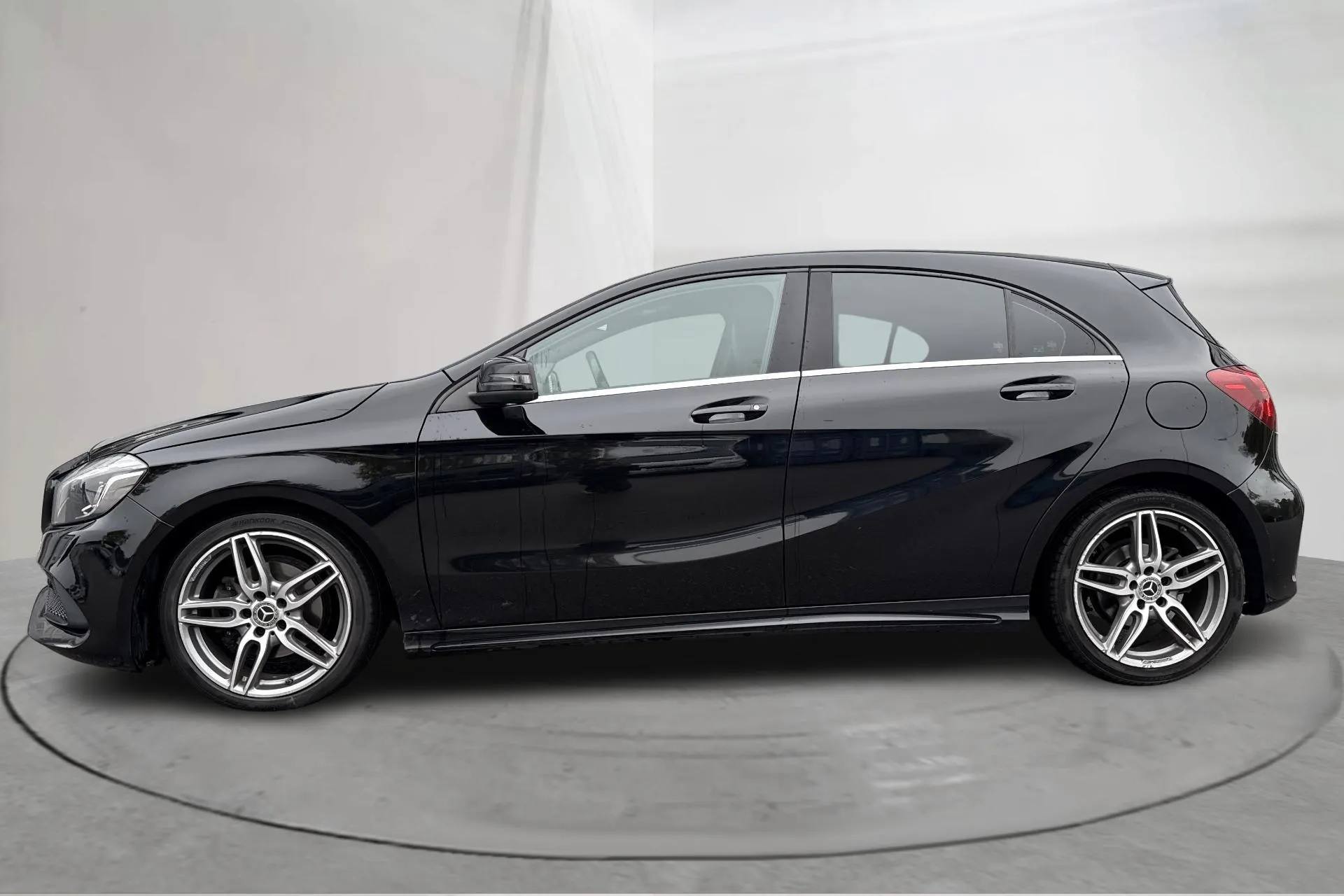 Presentationsfoto 2 av 16: Mercedes A 200 d 5dr W176 (136hk) - 15 141 mil - Automat - svart - 2018