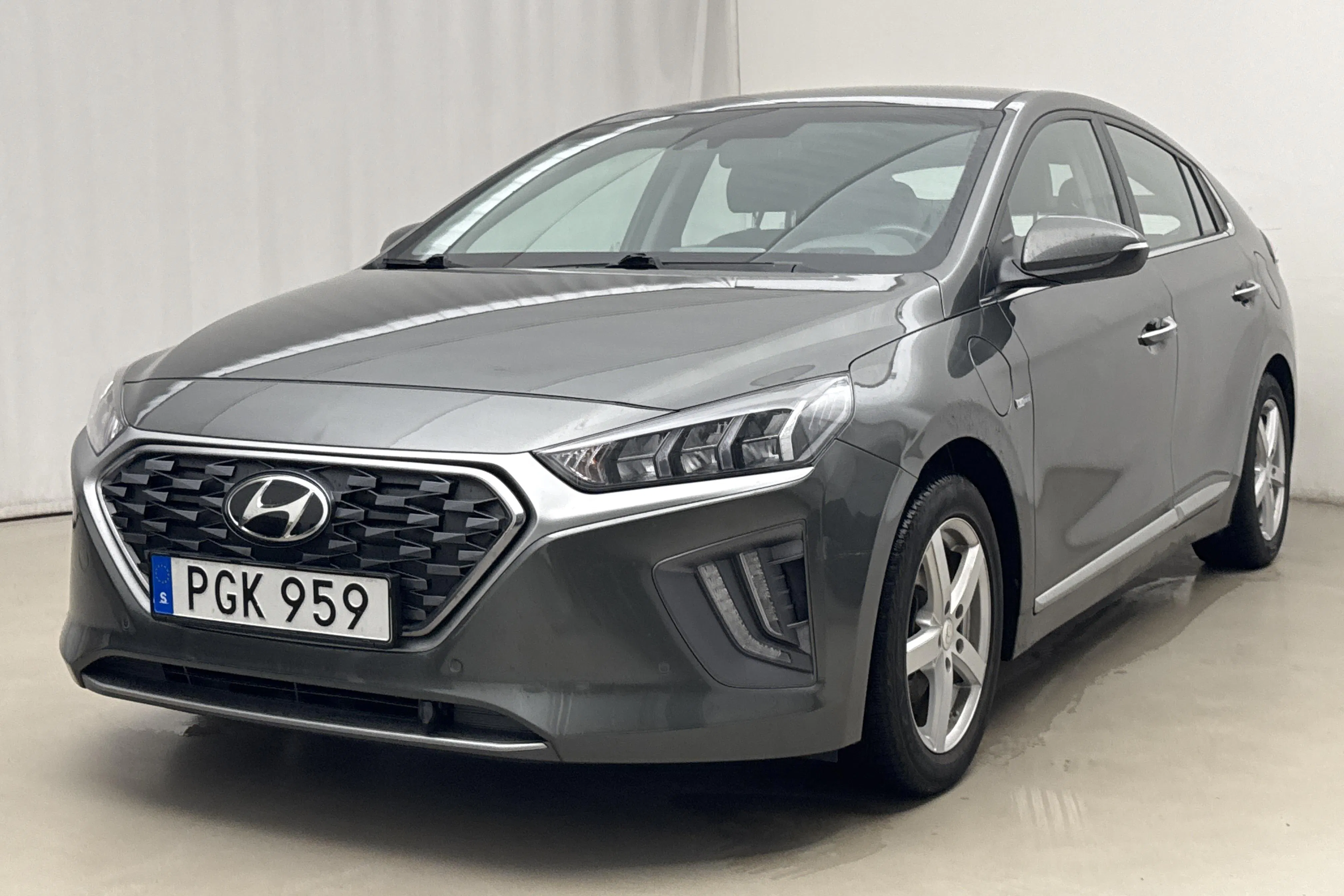 Presentationsfoto 1 av 19: Hyundai IONIQ Plug-in (141hk) - 9 091 mil - Automat - grå - 2020