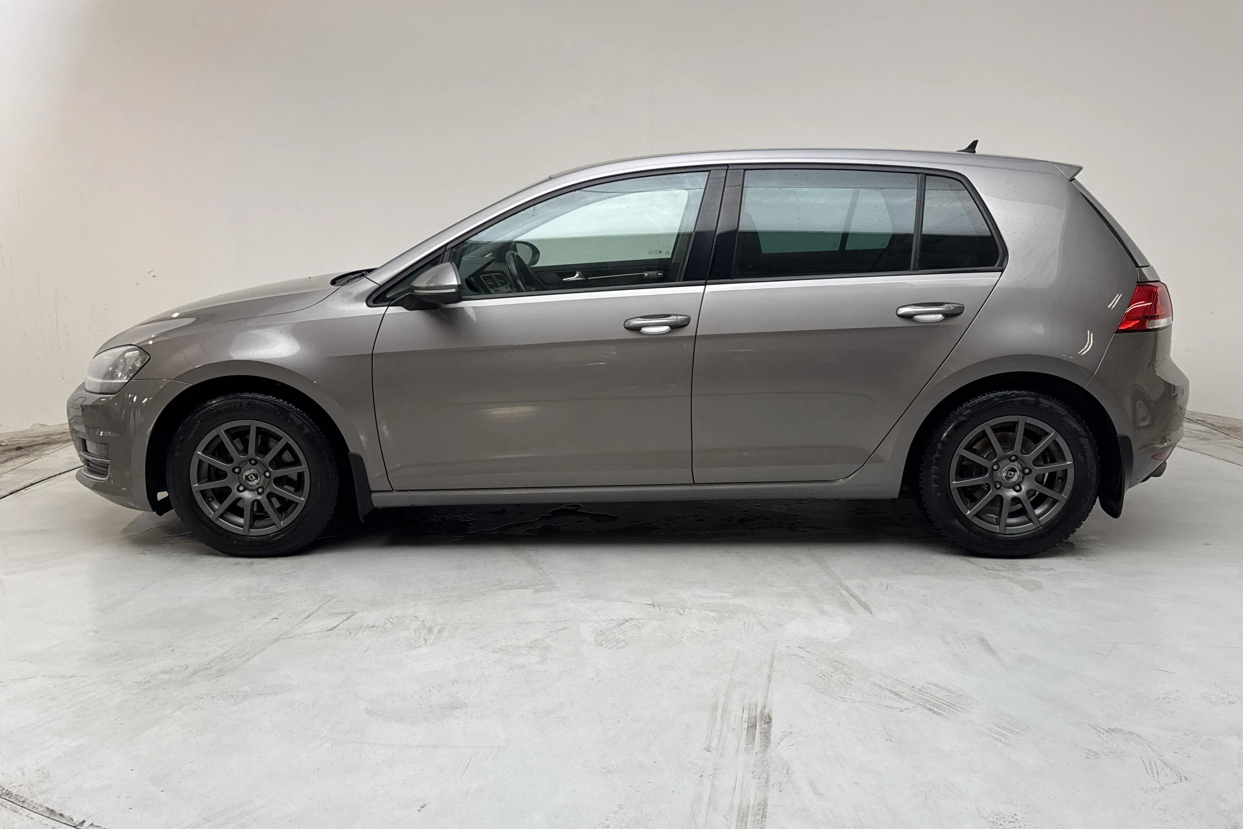 Presentationsfoto 2 av 13: VW Golf VII 1.4 TSI 5dr (140hk) - 16 698 mil - Automat - grå - 2013