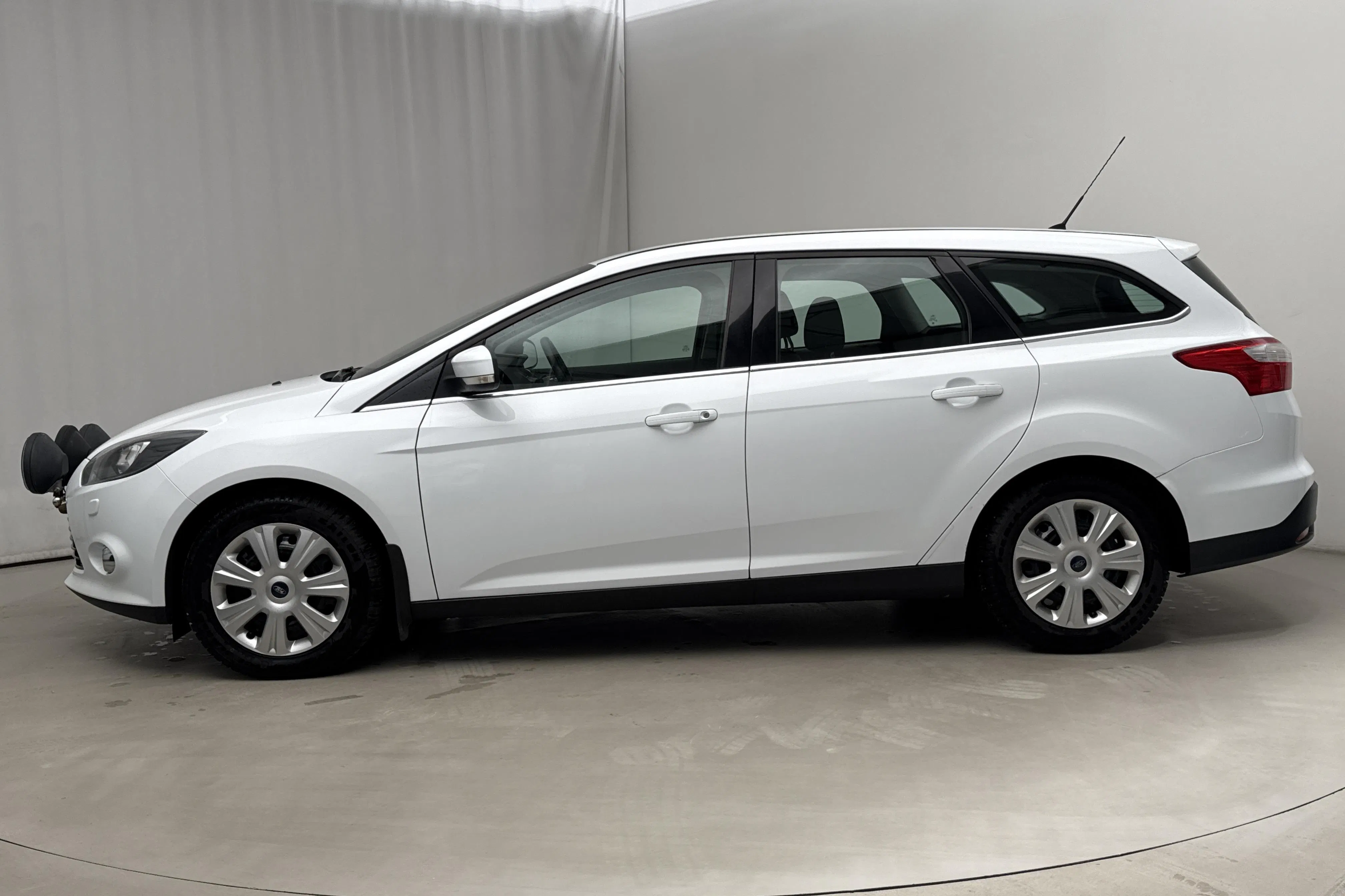 Presentationsfoto 2 av 15: Ford Focus 1.0 EcoBoost Kombi (100hk) - 21 069 mil - Manuell - vit - 2013