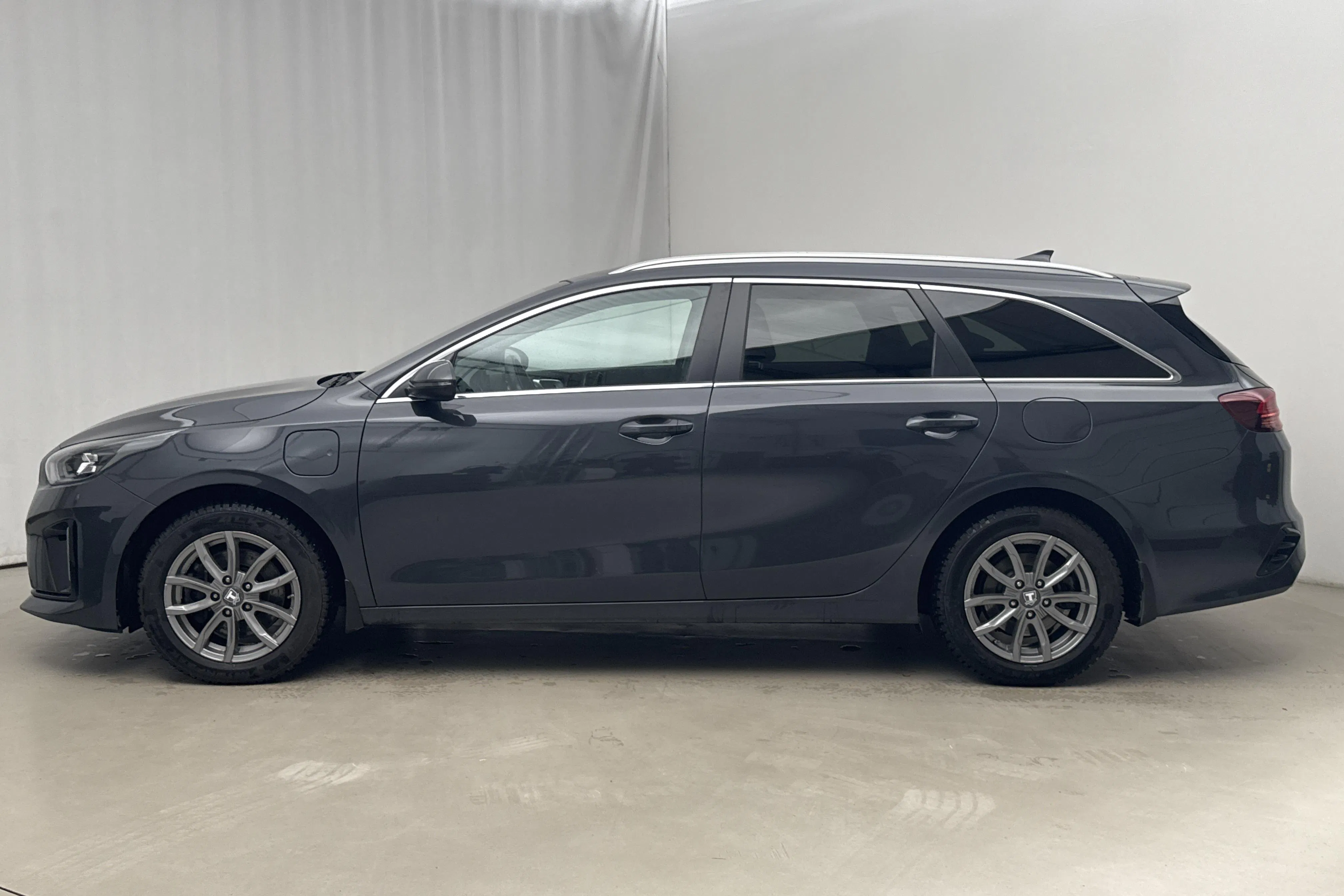 Presentationsfoto 2 av 18: KIA Ceed 1.6 Plug-in Hybrid SW (141hk) - 8 108 mil - Automat - grå - 2021