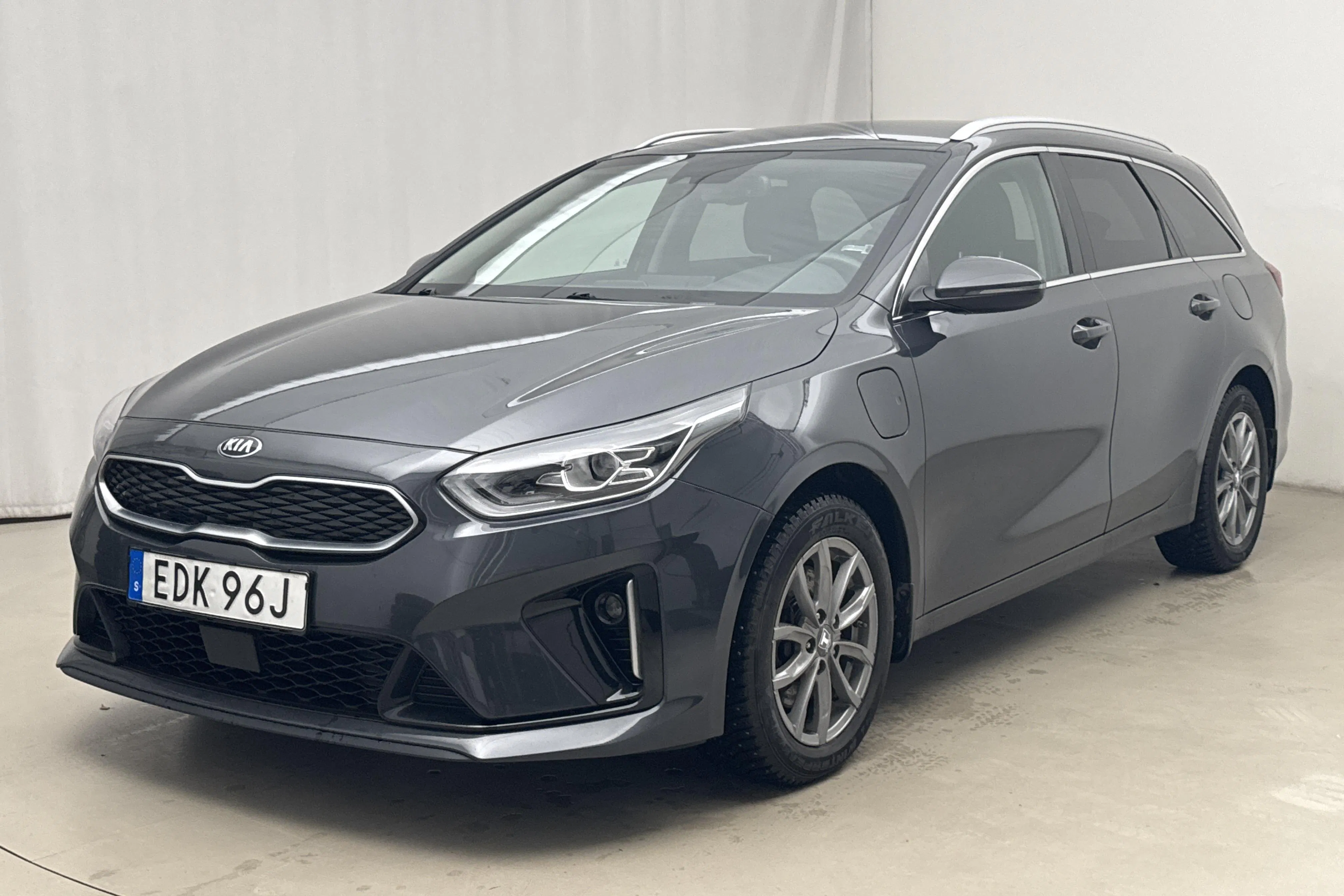 Presentationsfoto 1 av 18: KIA Ceed 1.6 Plug-in Hybrid SW (141hk) - 8 108 mil - Automat - grå - 2021