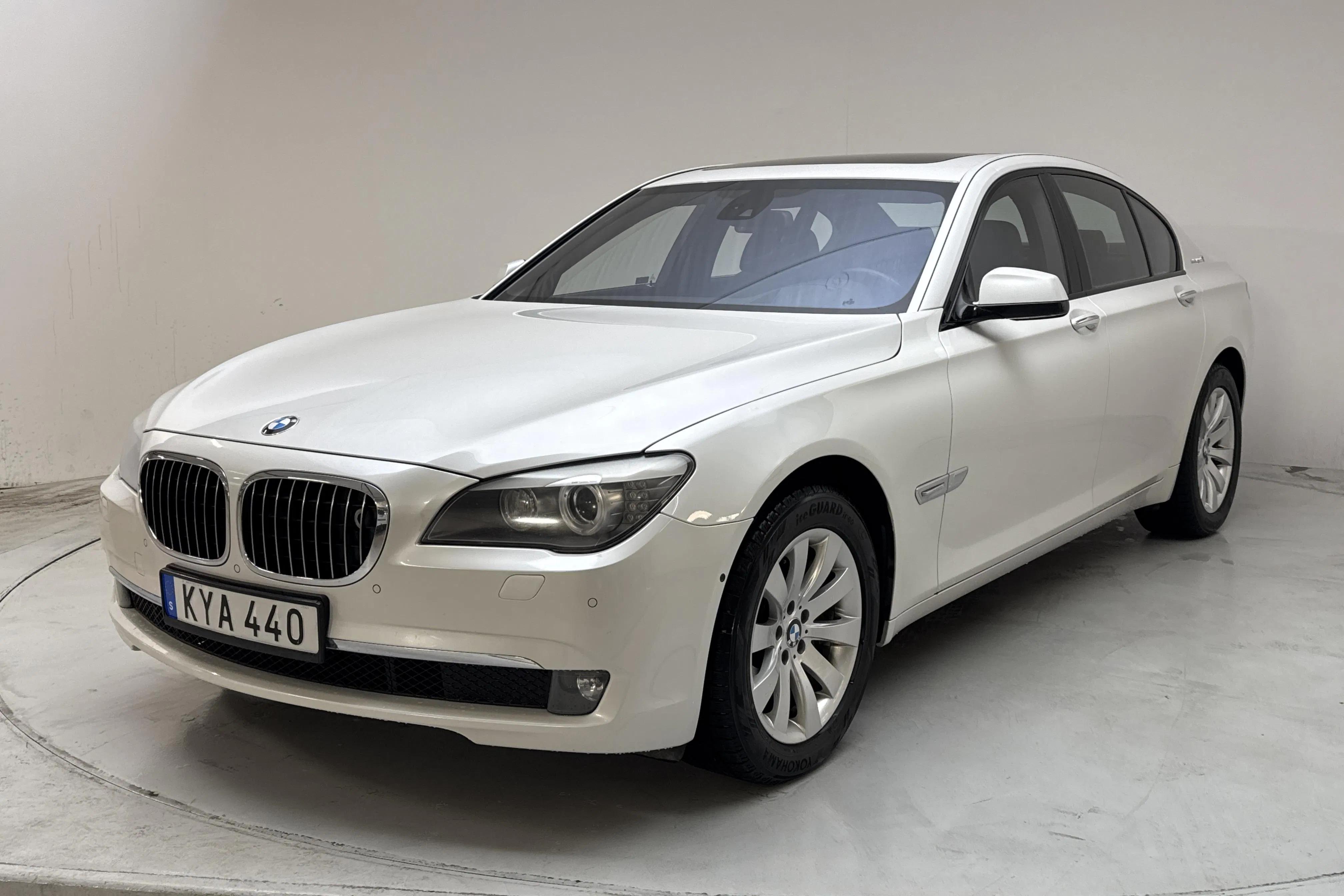 Presentationsfoto 1 av 16: BMW ActiveHybrid 7 Sedan, F01 (449hk) - 13 882 mil - Automat - vit - 2010