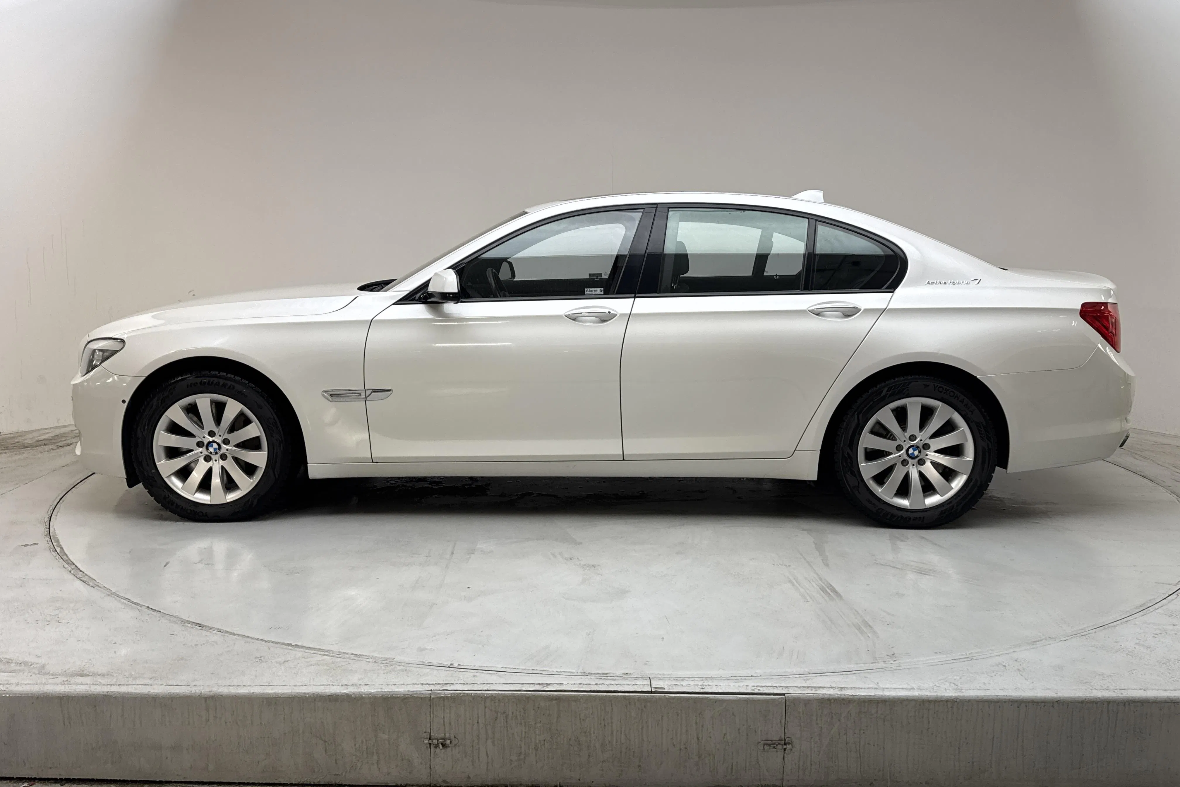 Presentationsfoto 2 av 16: BMW ActiveHybrid 7 Sedan, F01 (449hk) - 13 882 mil - Automat - vit - 2010