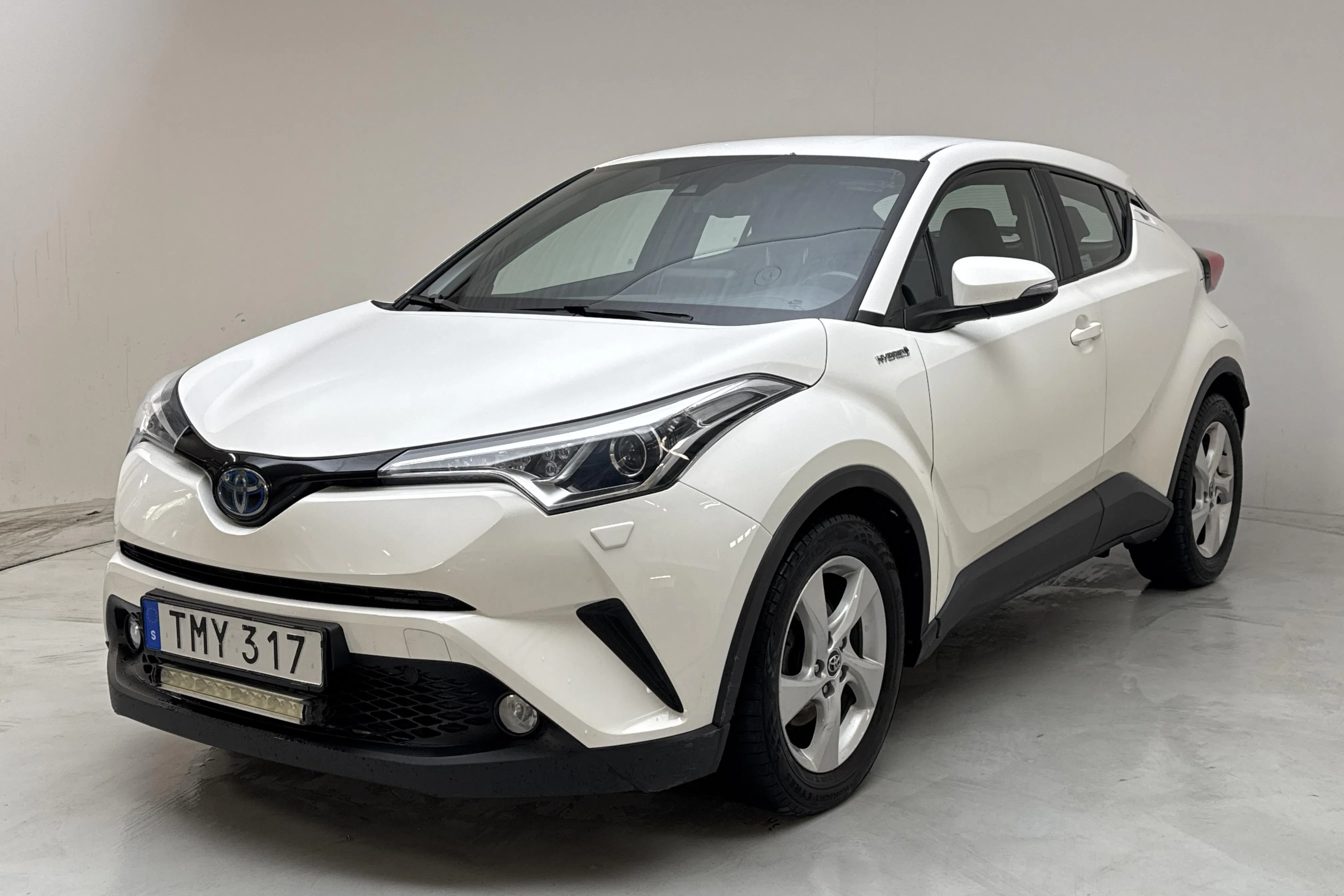 Presentationsfoto 1 av 13: Toyota C-HR 1.8 HSD (122hk) - 23 643 mil - Automat - vit - 2018