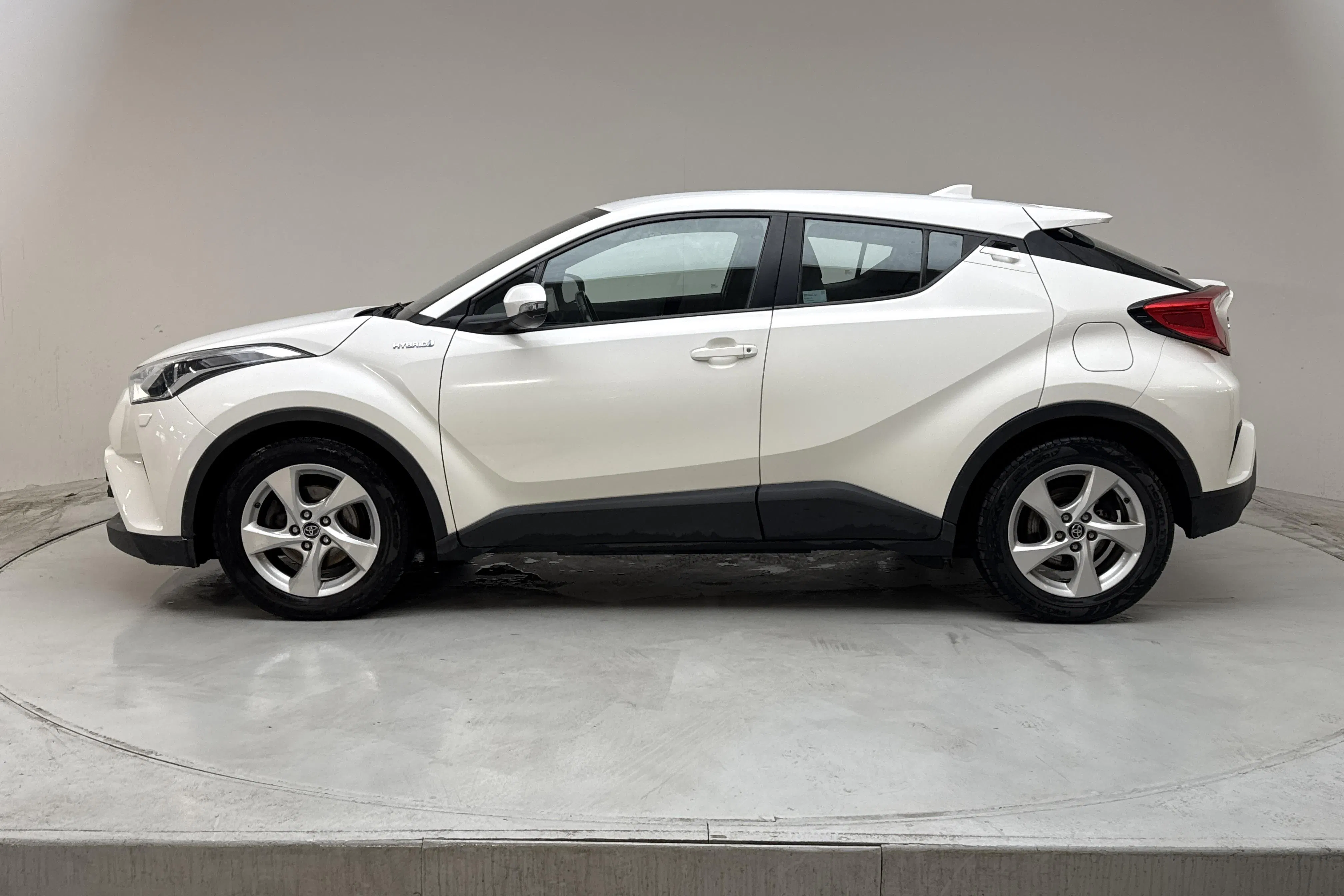 Presentationsfoto 2 av 13: Toyota C-HR 1.8 HSD (122hk) - 23 643 mil - Automat - vit - 2018