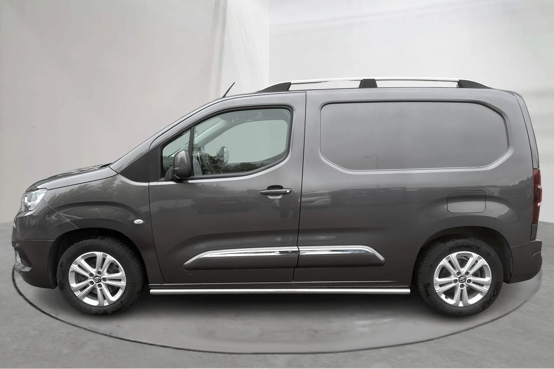 Presentationsfoto 2 av 16: Toyota PROACE CITY 1.5D (130hk) - 22 519 mil - Automat - Mörkgrå - 2021