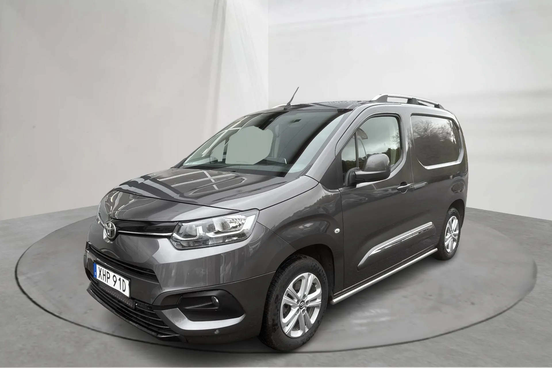 Presentationsfoto 1 av 16: Toyota PROACE CITY 1.5D (130hk) - 22 519 mil - Automat - Mörkgrå - 2021