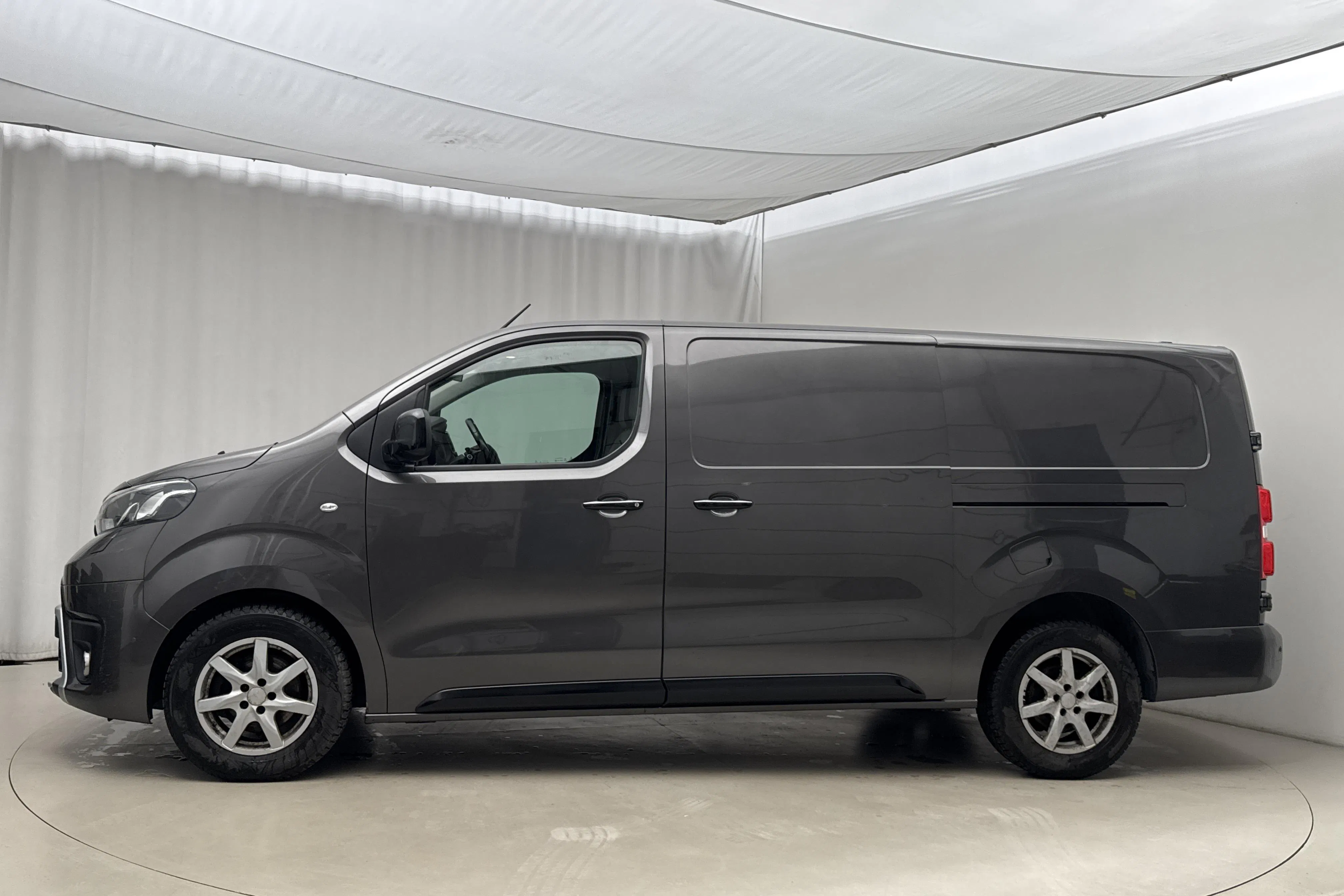 Presentationsfoto 2 av 18: Toyota PROACE 2.0D (177hk) - 14 600 mil - Automat - Mörkgrå - 2020
