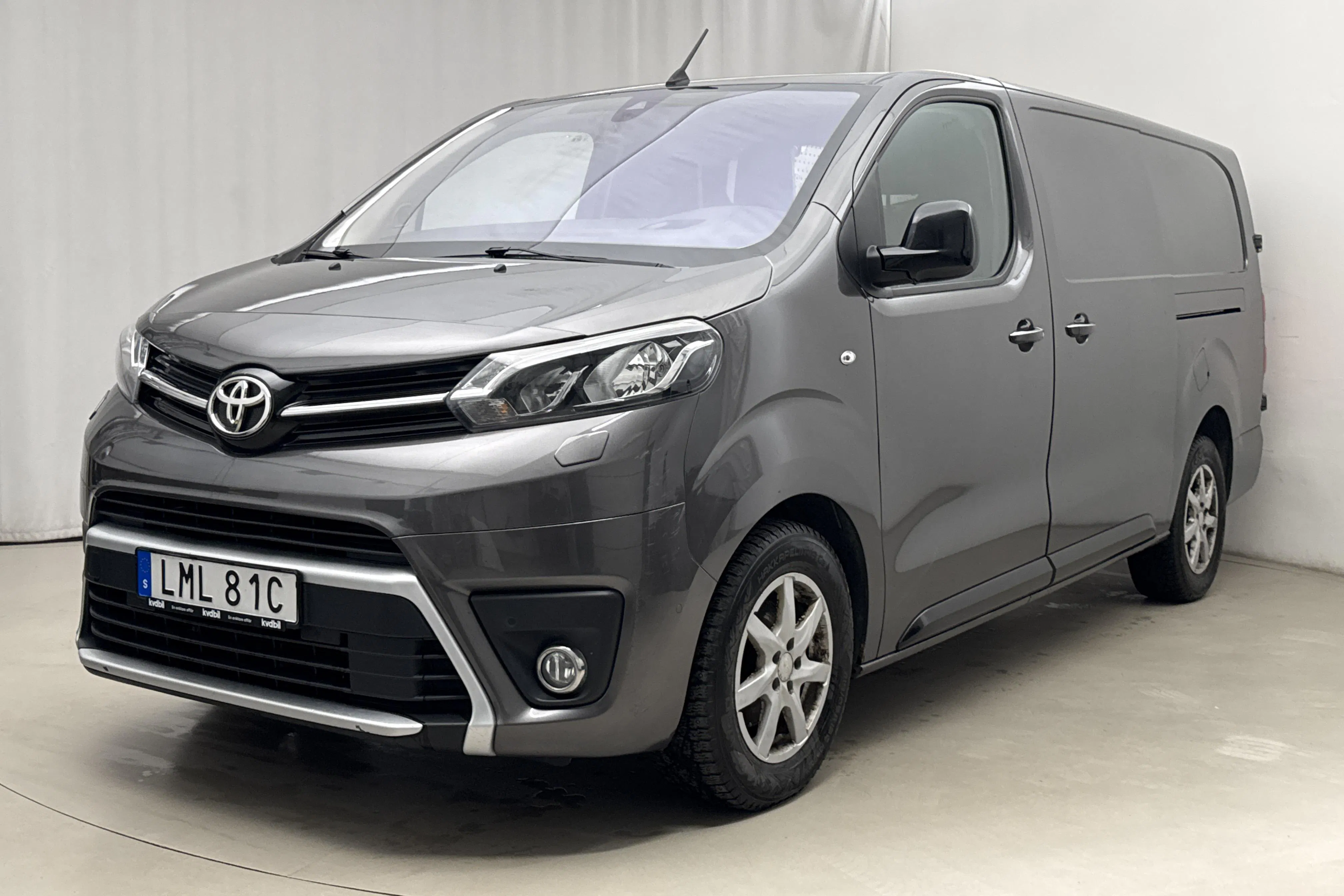 Presentationsfoto 1 av 18: Toyota PROACE 2.0D (177hk) - 14 600 mil - Automat - Mörkgrå - 2020