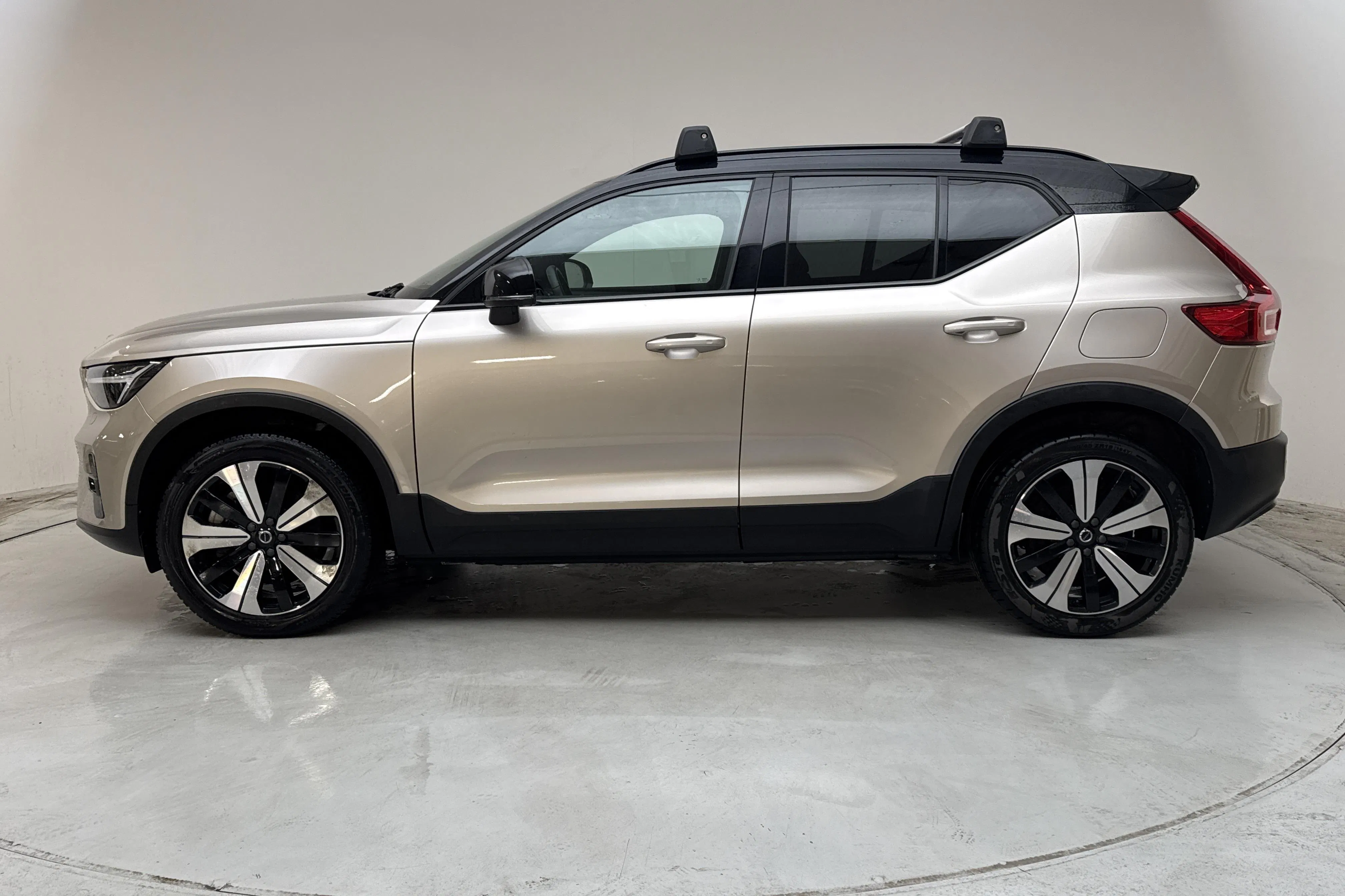 Presentationsfoto 2 av 15: Volvo XC40 P6 Recharge (231hk) - 5 900 mil - Automat - Ljusgrå - 2023