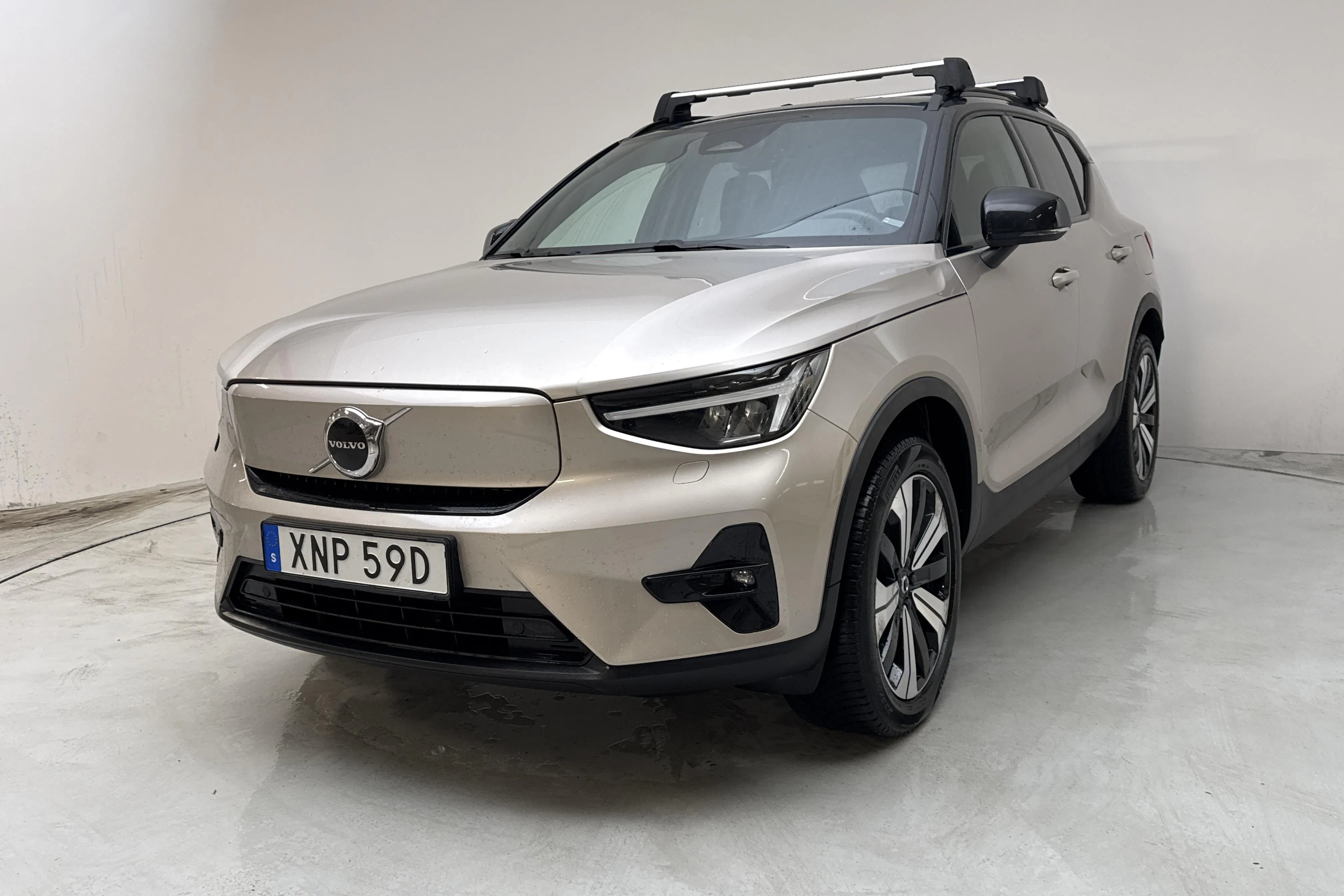 Presentationsfoto 1 av 15: Volvo XC40 P6 Recharge (231hk) - 5 900 mil - Automat - Ljusgrå - 2023