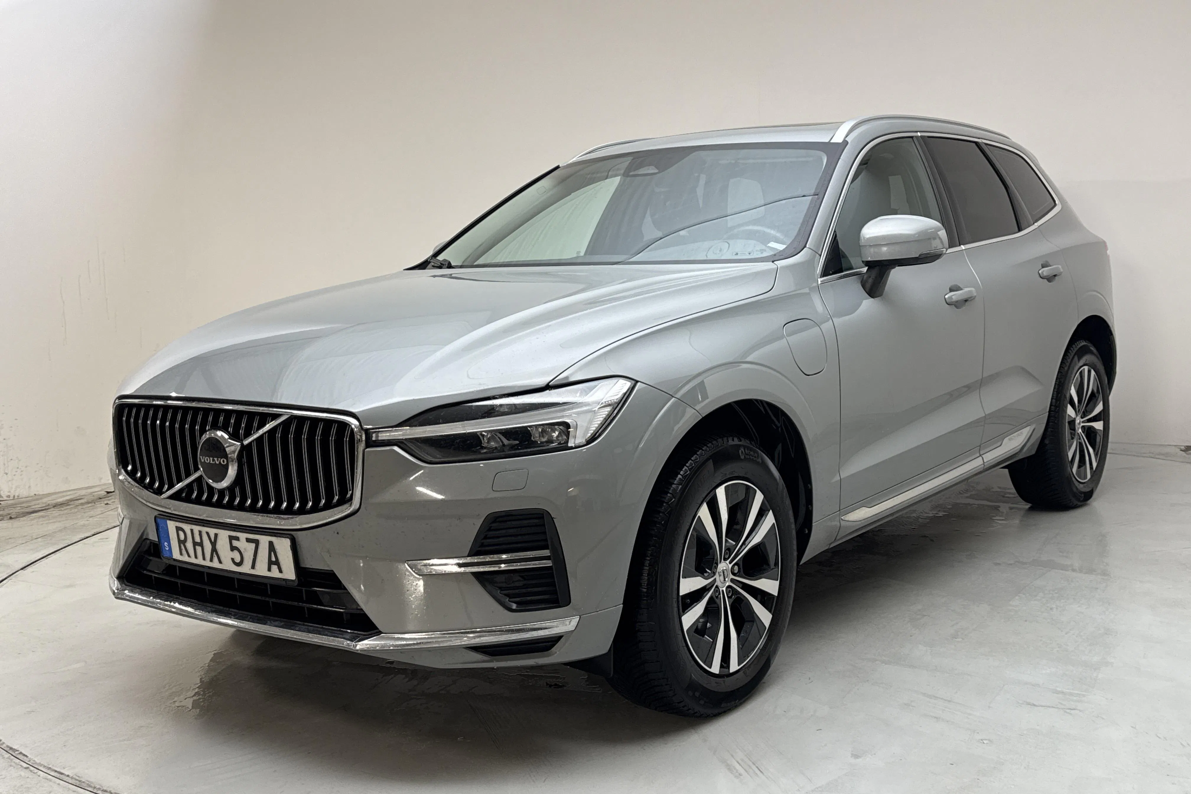 Presentationsfoto 1 av 16: Volvo XC60 T6 AWD Recharge (350hk) - 13 500 mil - Automat - grå - 2024