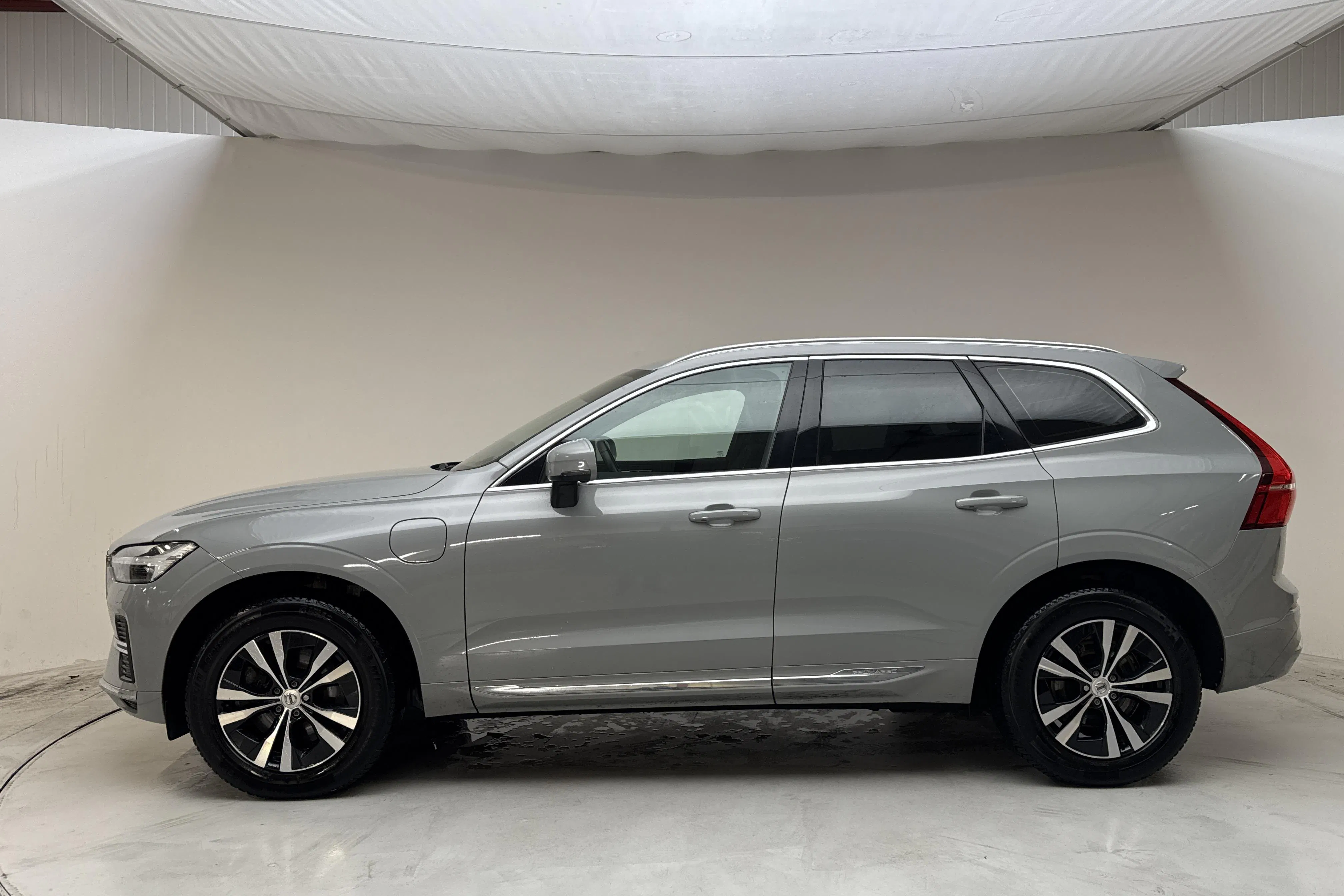 Presentationsfoto 2 av 16: Volvo XC60 T6 AWD Recharge (350hk) - 13 500 mil - Automat - grå - 2024