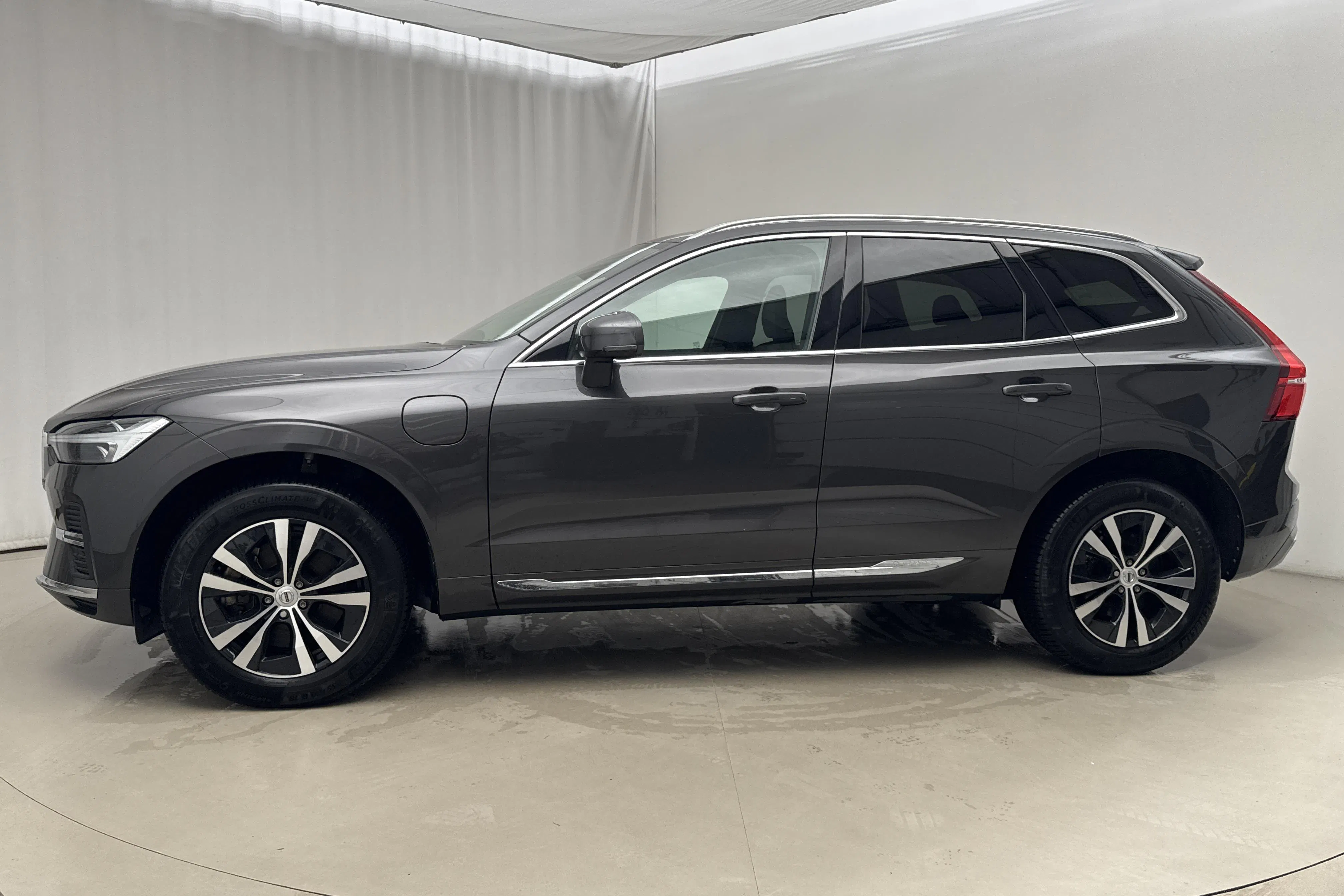 Presentationsfoto 2 av 26: Volvo XC60 T6 AWD Recharge (350hk) - 11 905 mil - Automat - grå - 2023