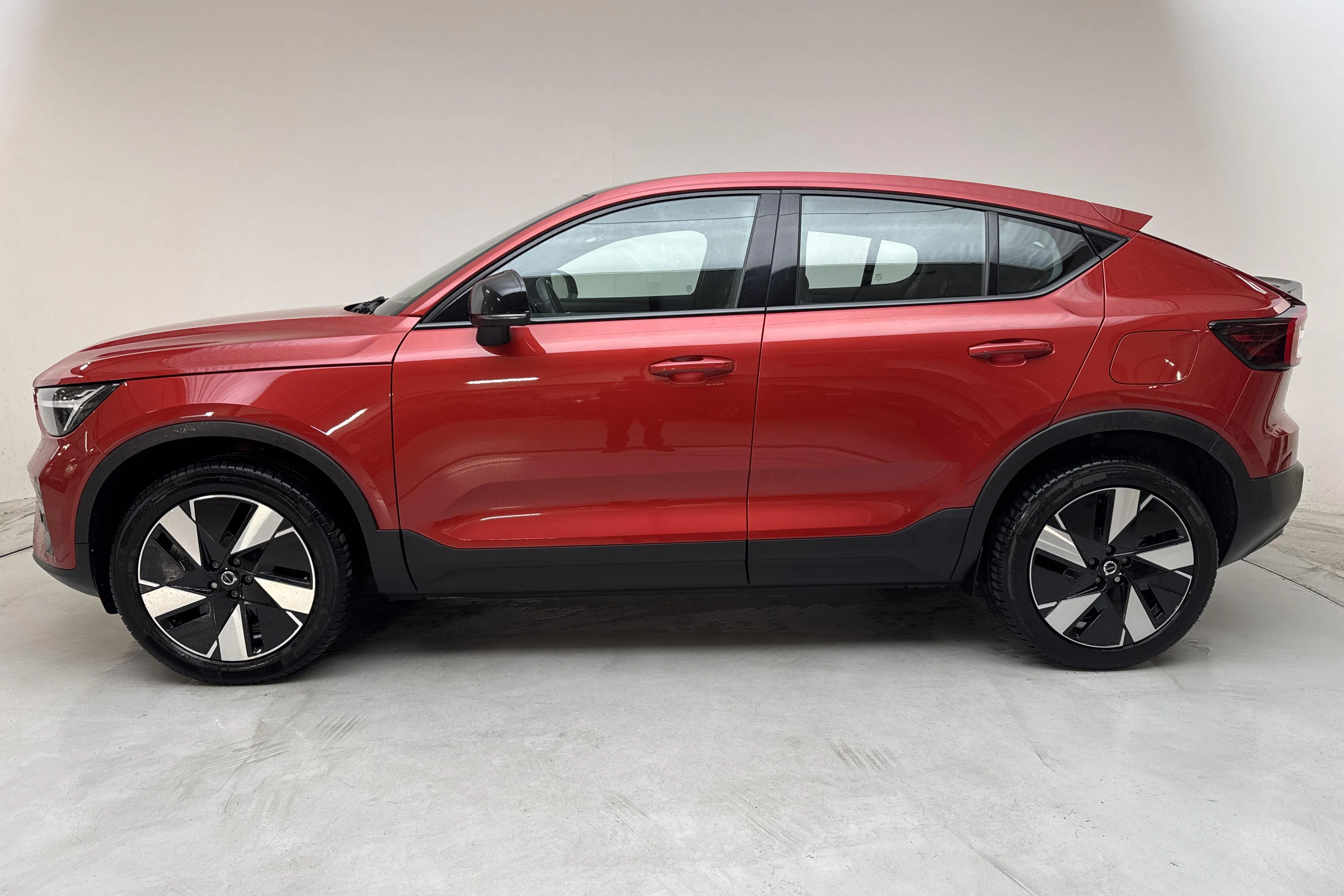 Presentationsfoto 2 av 18: Volvo C40 Recharge Extended Range (252hk) - 11 834 mil - Automat - röd - 2024