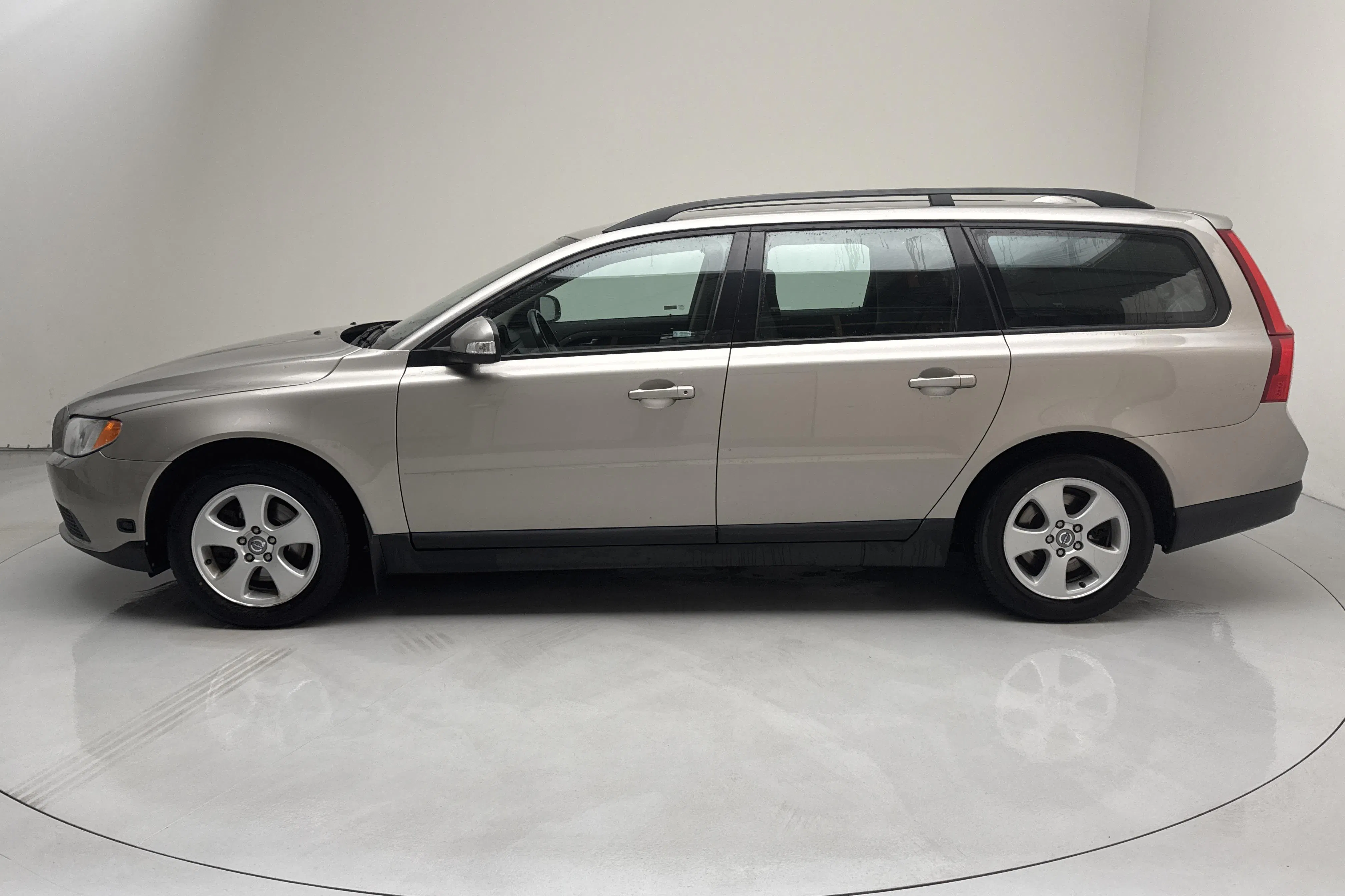 Presentationsfoto 2 av 12: Volvo V70 II 2.0F (145hk) - 18 454 mil - Manuell - Ljusbrun - 2008
