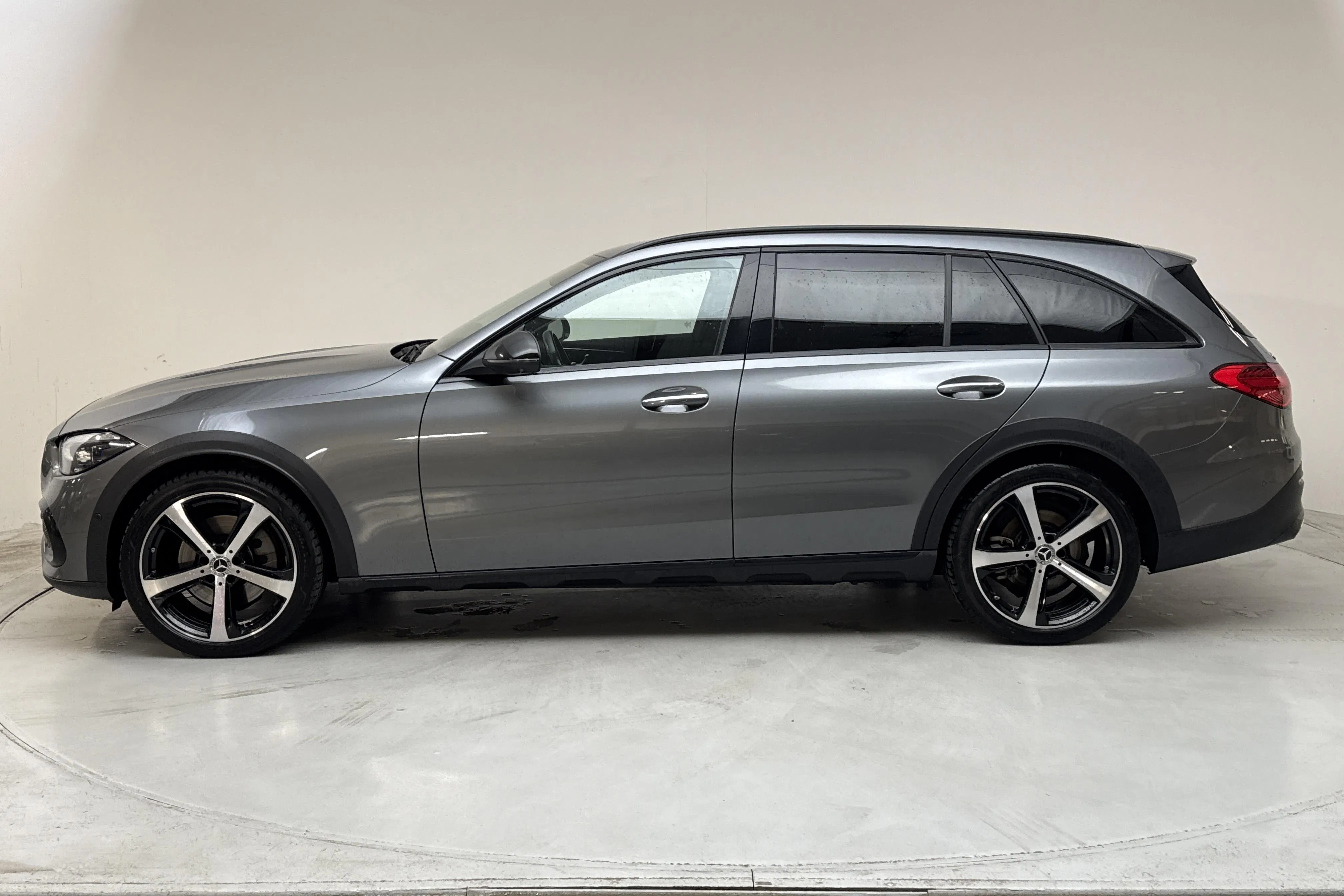 Presentationsfoto 2 av 15: Mercedes C 220 d 4Matic All-terrain Kombi S206 (200hk) - 10 500 mil - Automat - grå - 2024
