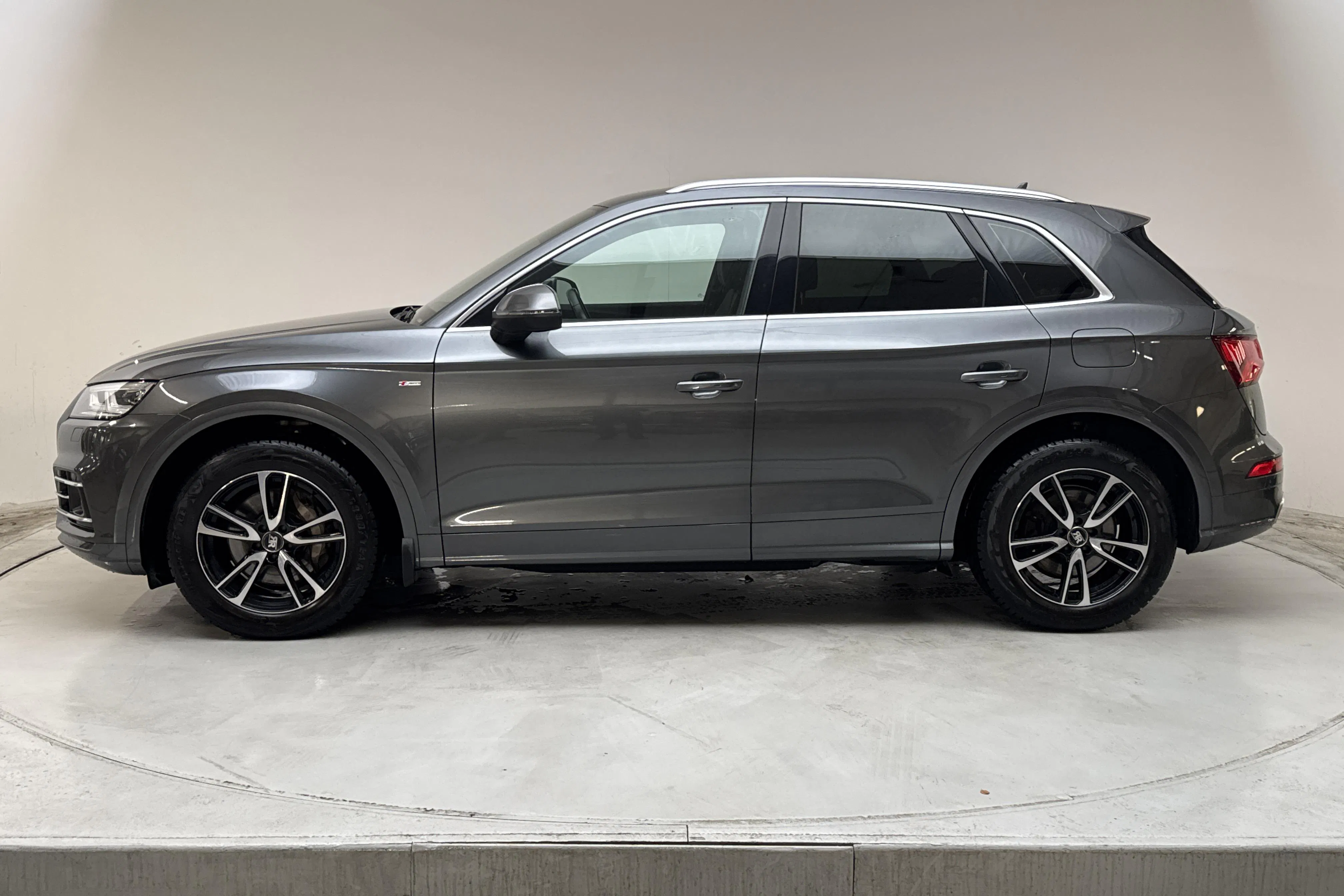 Presentationsfoto 2 av 21: Audi Q5 55 TFSI e quattro (367hk) - 12 923 mil - Automat - grå - 2020