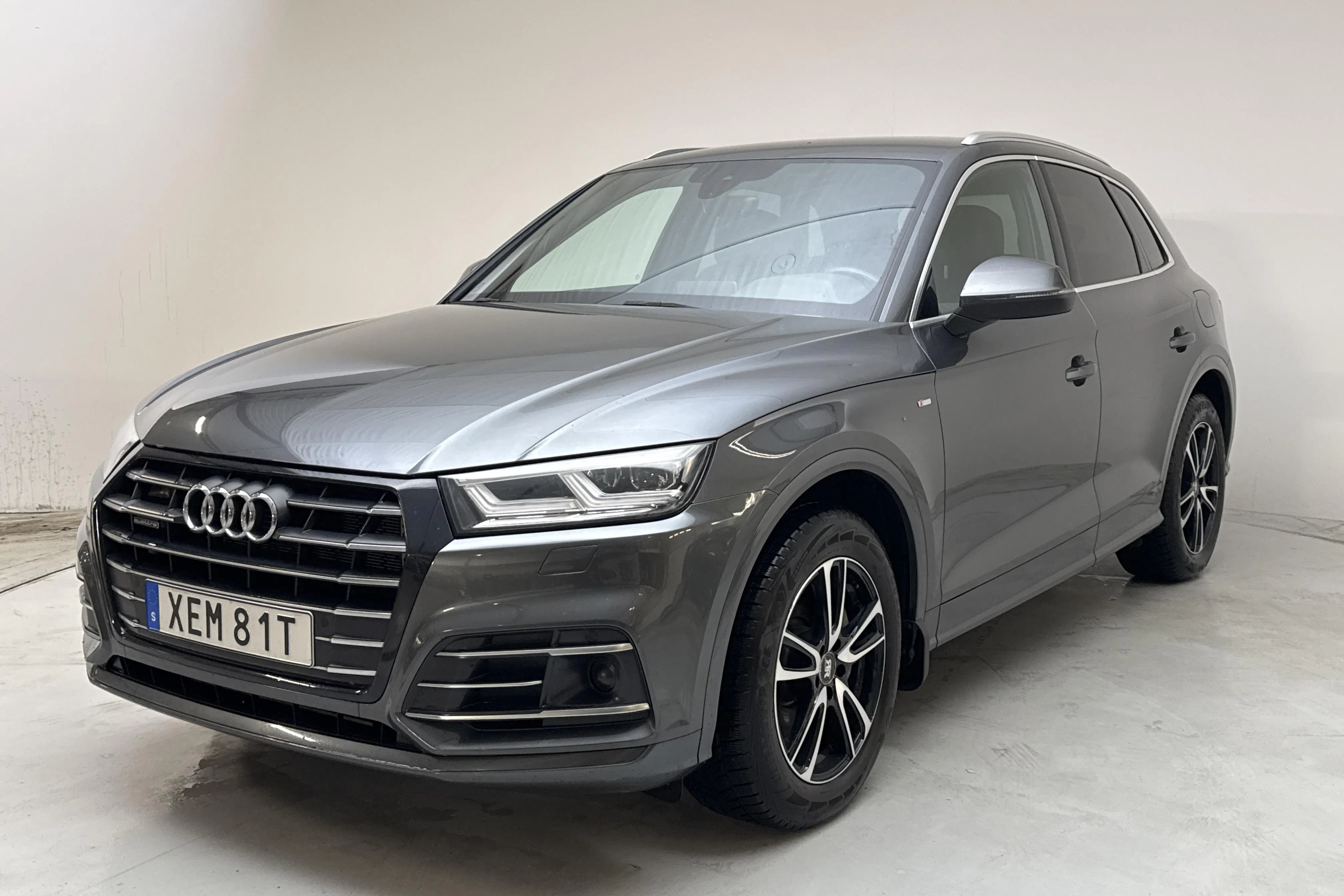 Presentationsfoto 1 av 21: Audi Q5 55 TFSI e quattro (367hk) - 12 923 mil - Automat - grå - 2020